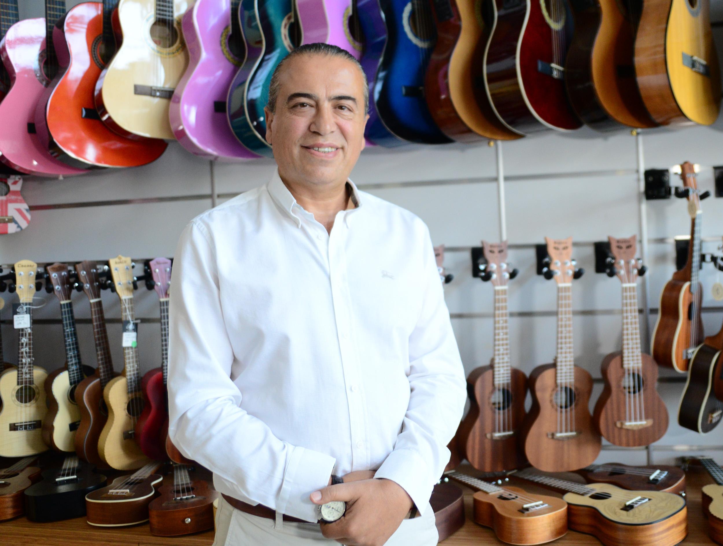 Kaybolan kedisinin anısına özel tasarımlı ukulele üretti