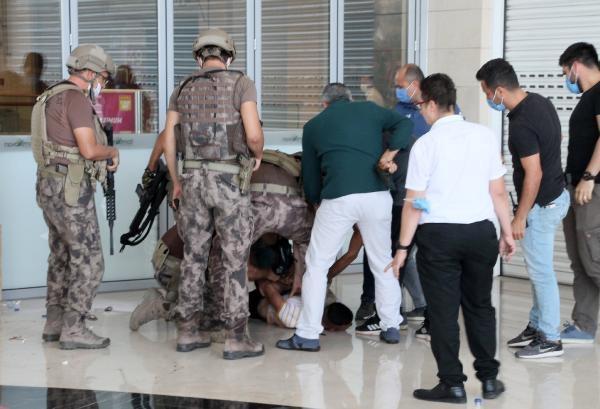 Boğazına bıçak dayadığı ustasını, 5 saat rehin aldı