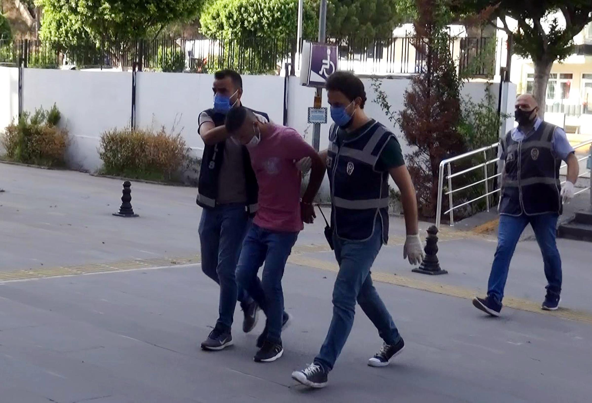 Boğazına bıçak dayadığı ustasını, 5 saat rehin aldı