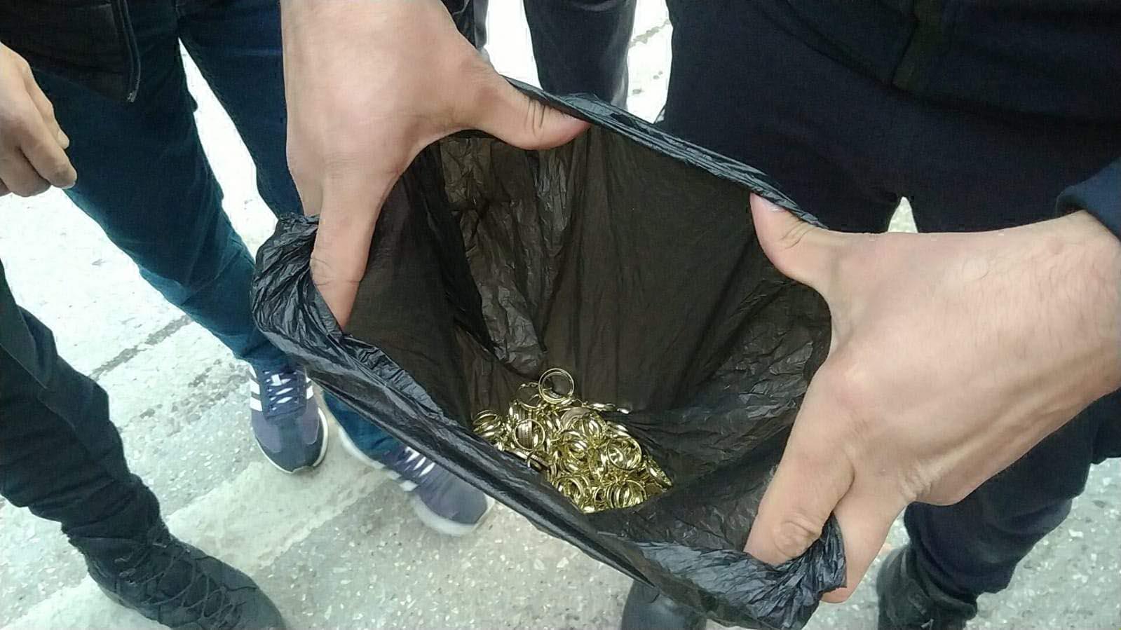 Kuyumculara bir torba dolusu sahte altın alyans satmaya çalışırken yakalandı