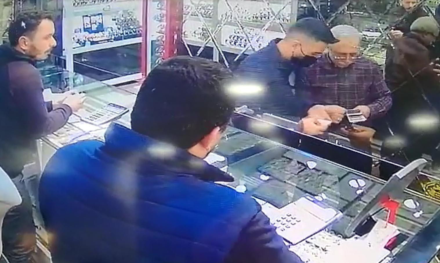 Kuyumculara bir torba dolusu sahte altın alyans satmaya çalışırken yakalandı