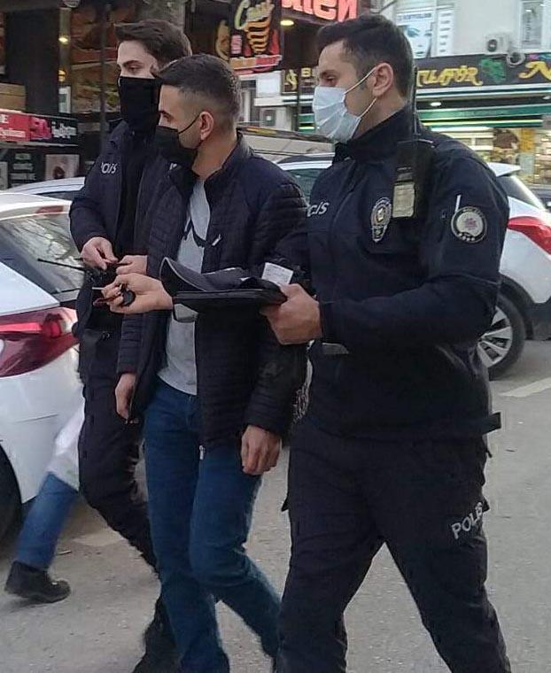 Kuyumculara bir torba dolusu sahte altın alyans satmaya çalışırken yakalandı