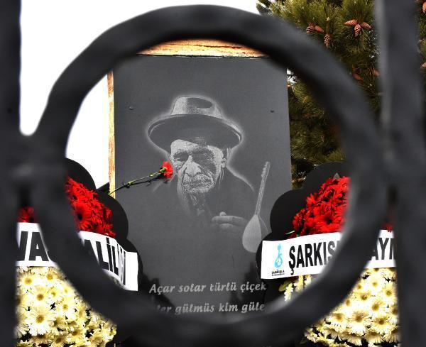 Aşık Veyselin oğlu Bahri Şatıroğlu, toprağa verildi