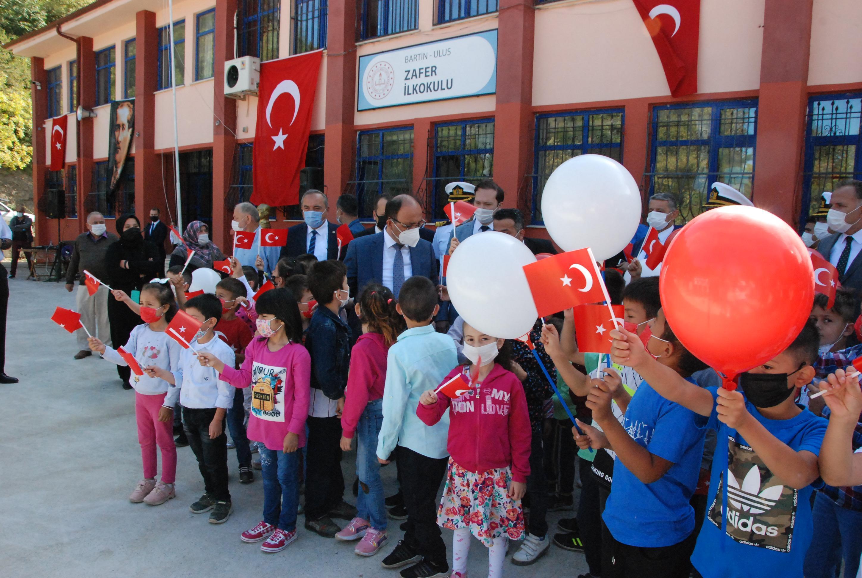 Bartında selden zarar gören ilkokulda eğitim başladı