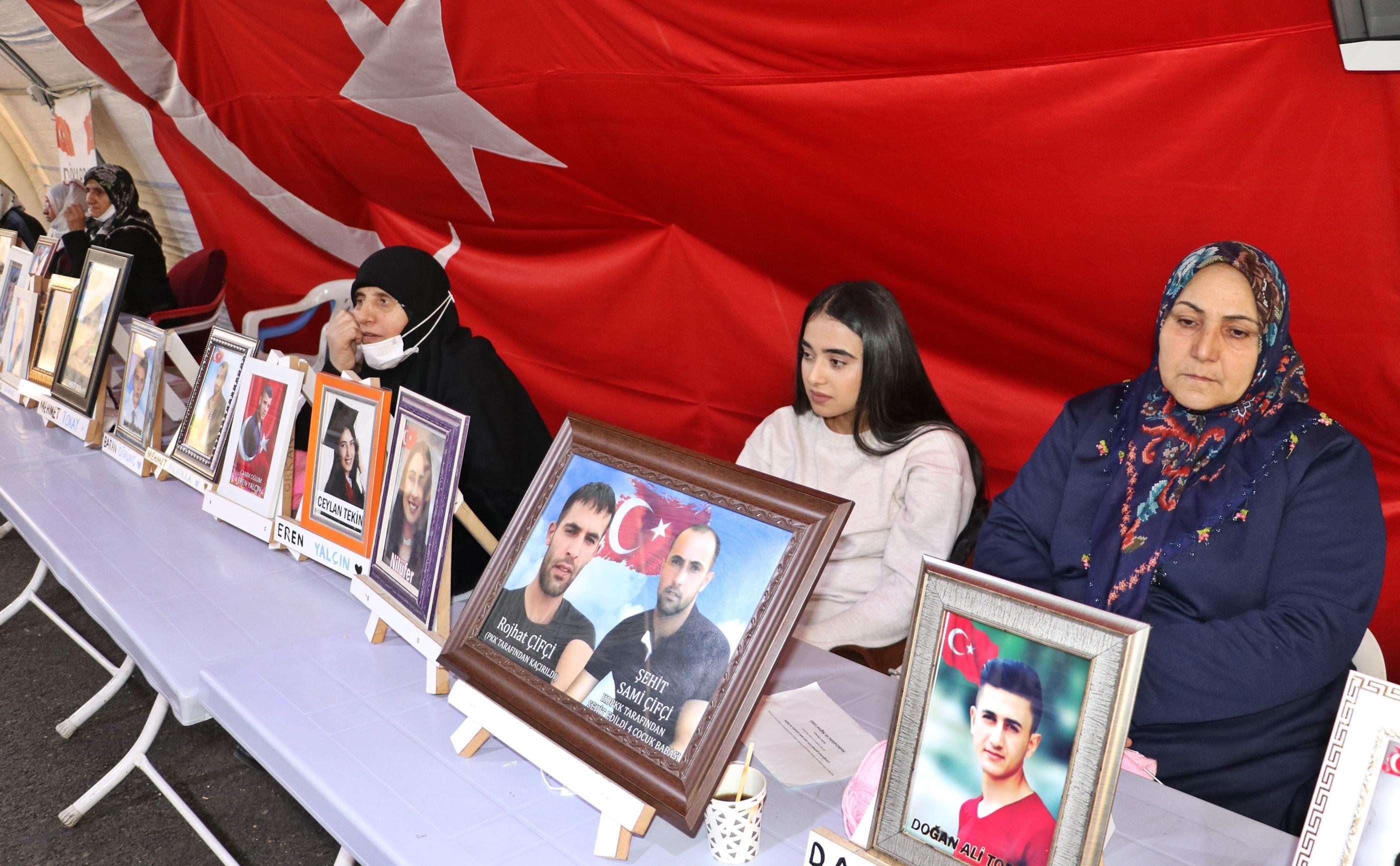 Evlat nöbetindeki ağabey: Babamın vefatından sonra kandırıp dağa götürdüler