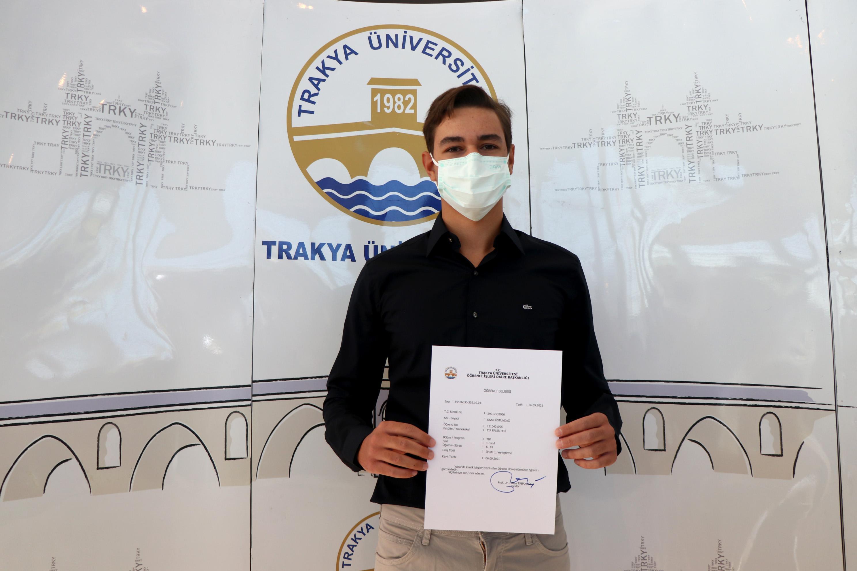 Doktor anne ve babasının çalıştığı üniversitede tıp fakültesini kazandı