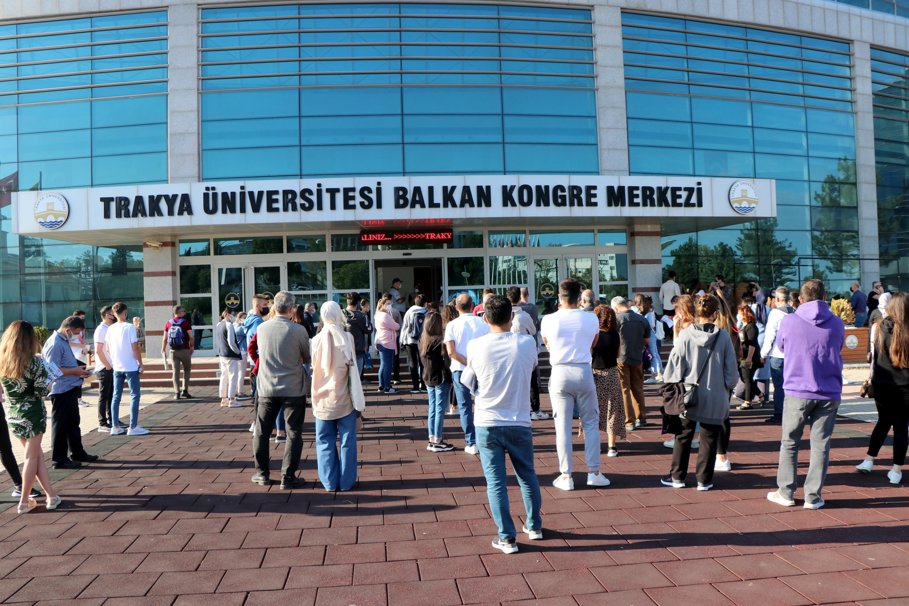 Doktor anne ve babasının çalıştığı üniversitede tıp fakültesini kazandı