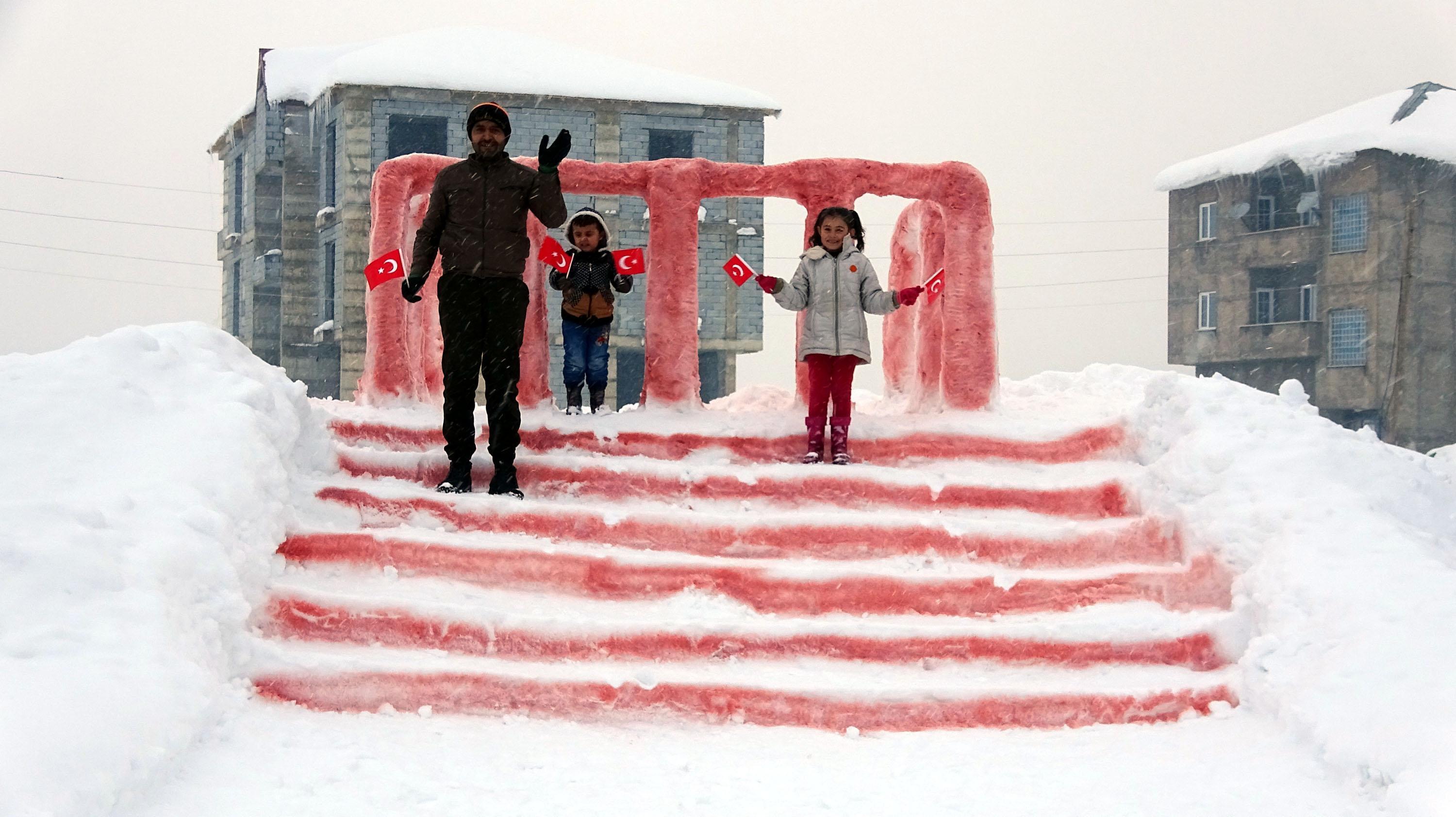 Hiranın babası, bu kez de araç yapıp, onu okuluna bıraktı