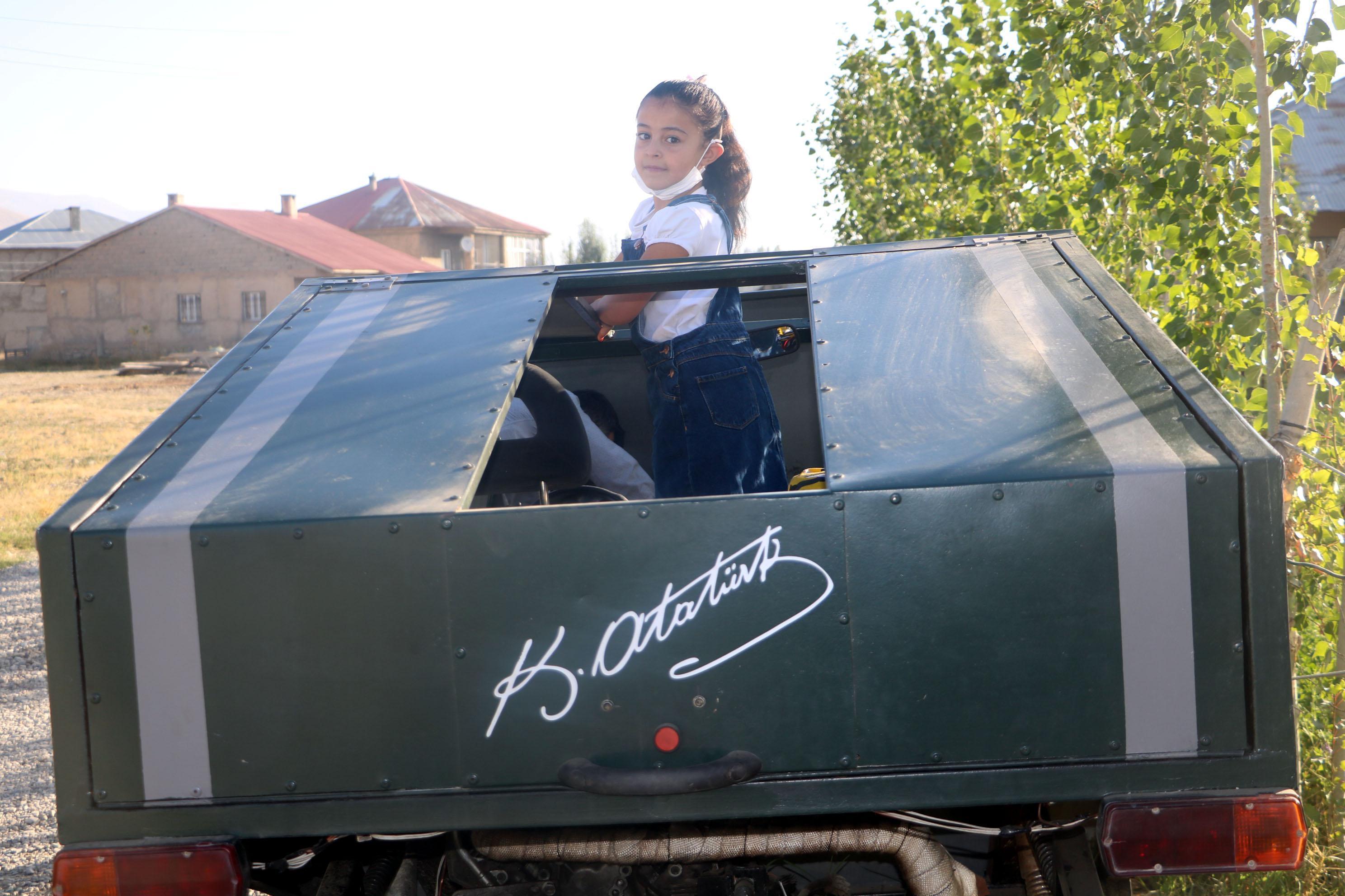 Hiranın babası, bu kez de araç yapıp, onu okuluna bıraktı