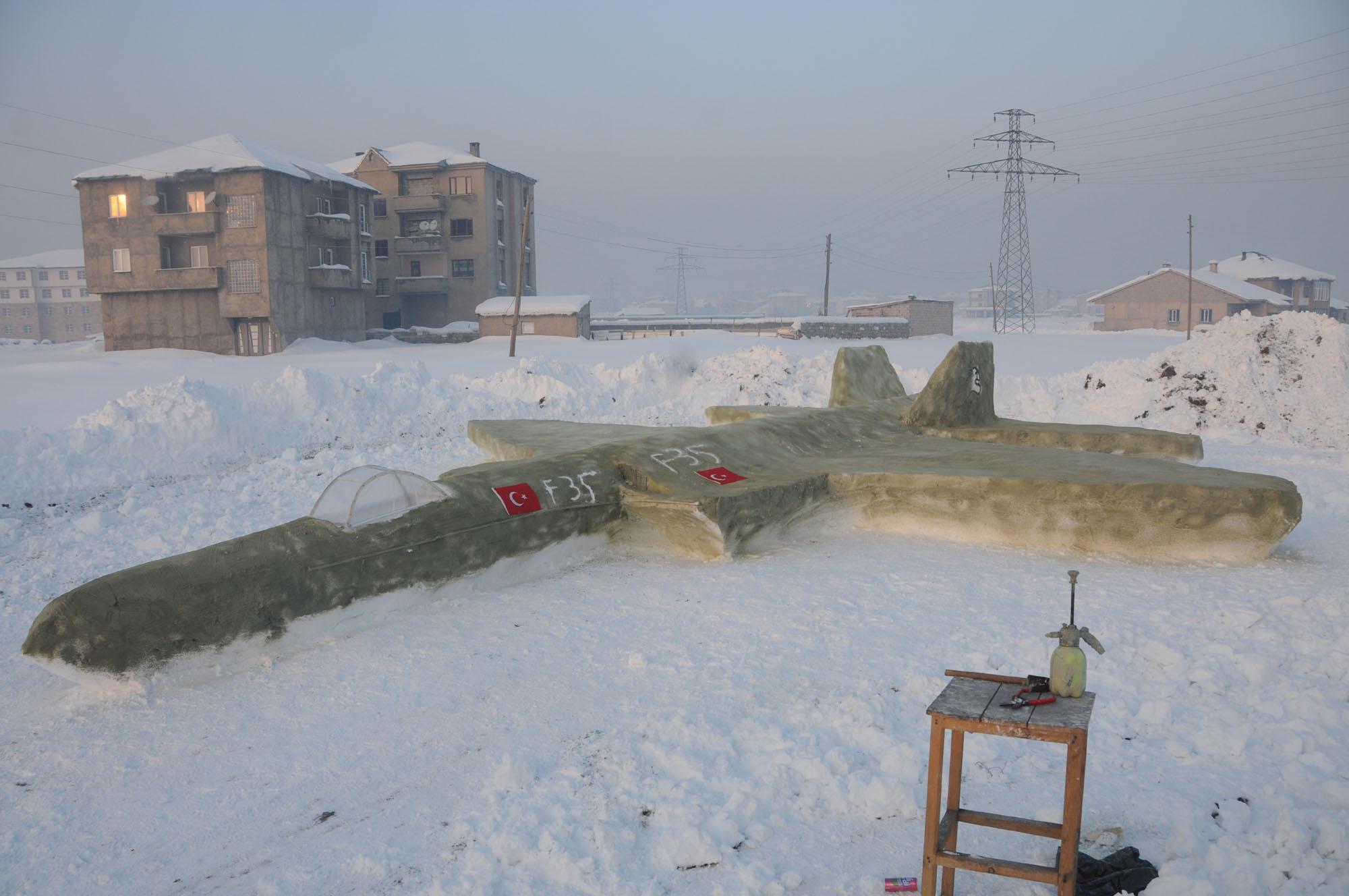 Hiranın babası, bu kez de araç yapıp, onu okuluna bıraktı