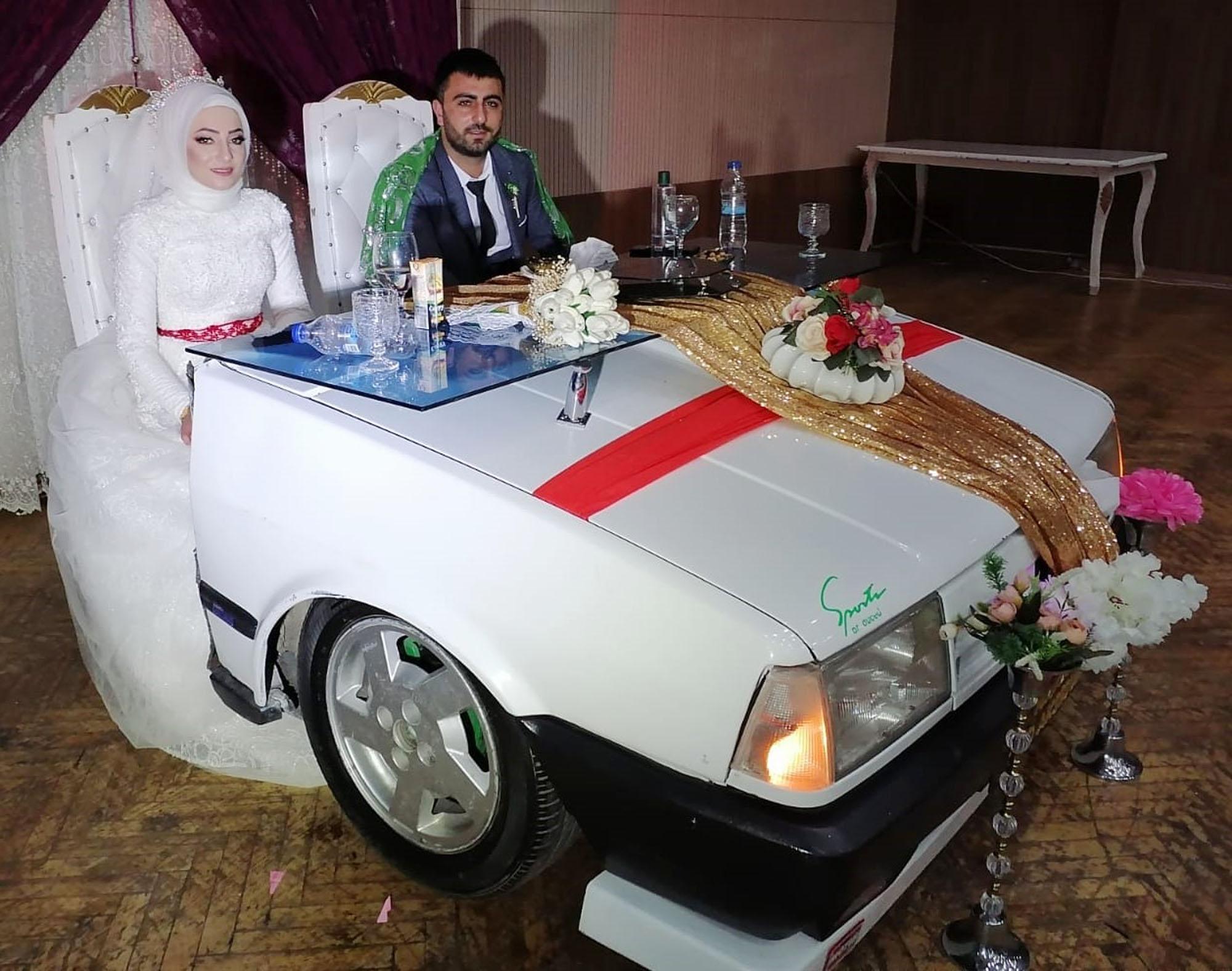 Damat, hurda aracın ön tarafından gelin masası yaptı