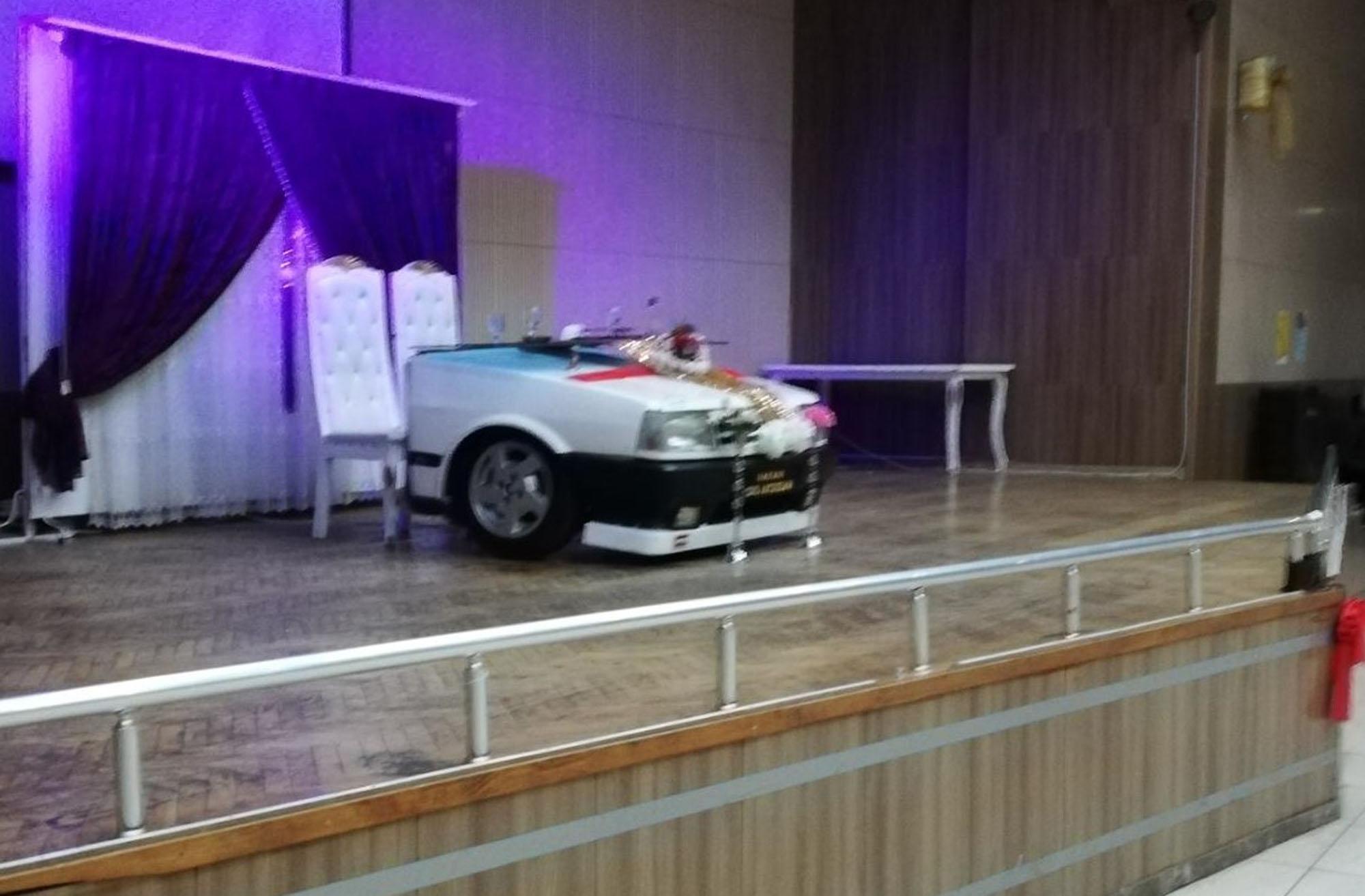 Damat, hurda aracın ön tarafından gelin masası yaptı