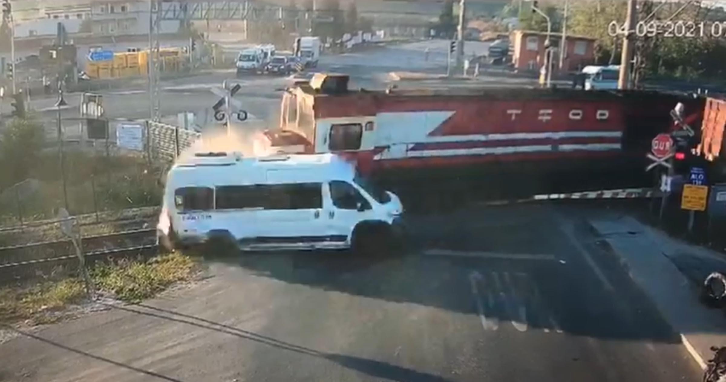 Trenin çarpmasıyla 7 kişinin öldüğü minibüsün şoförü: Bariyerlere çarpmamak için geçtim