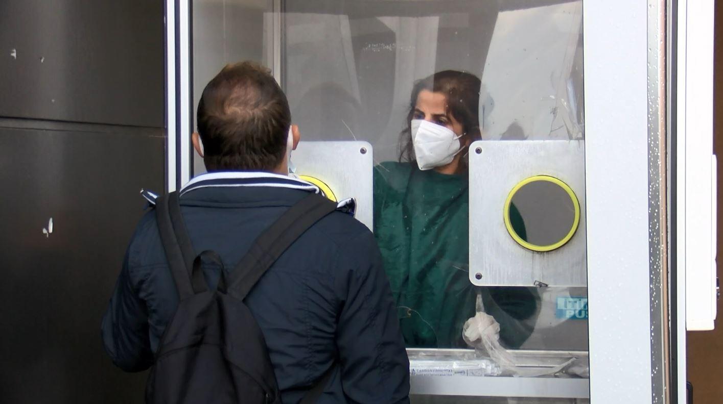 PCR test zorunluluğu başladı, aşı olmayanlar hastanelerin yolunu tuttu