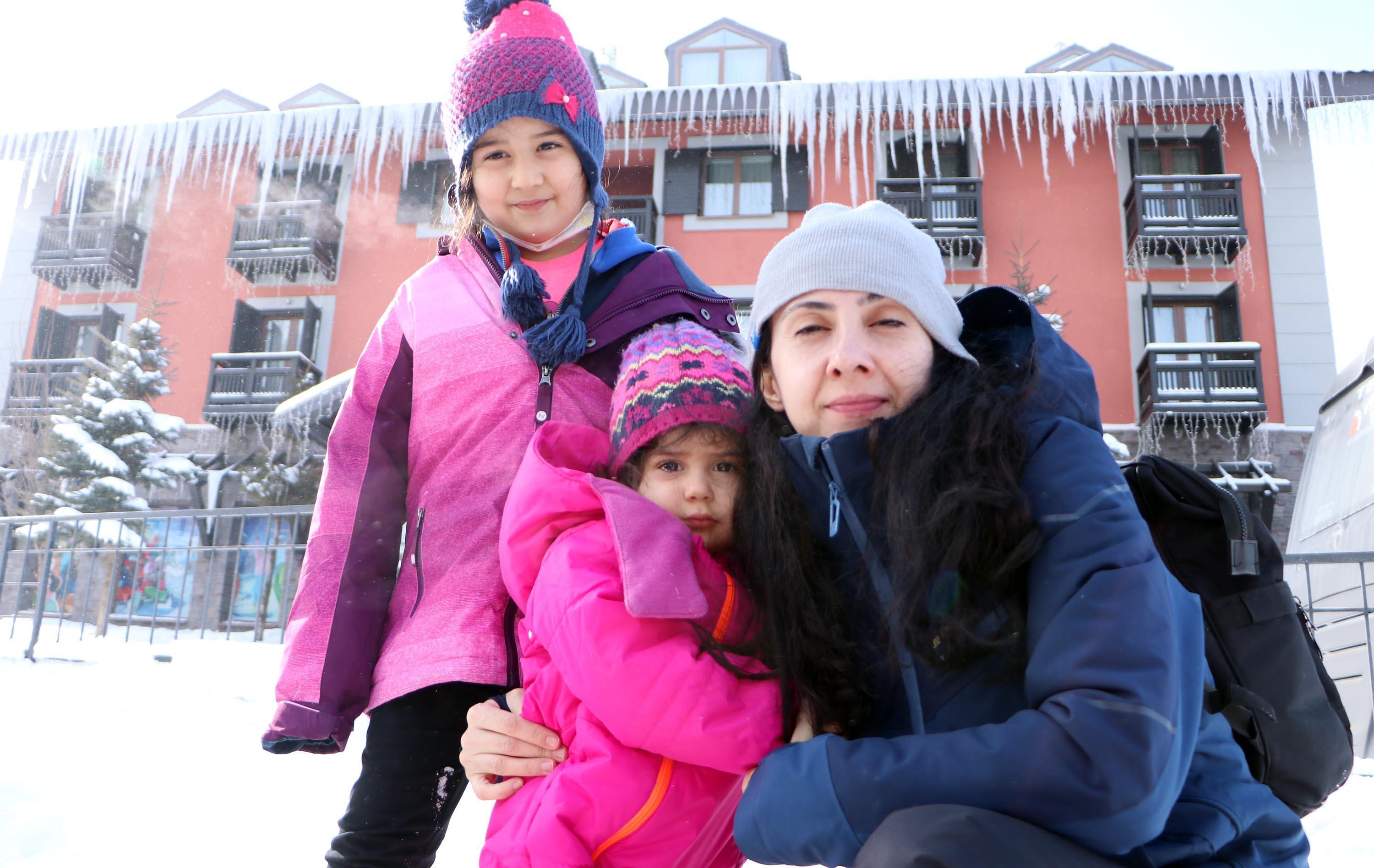 Erzurumdaki buz sarkıtlarının boyu 3 metreye ulaştı