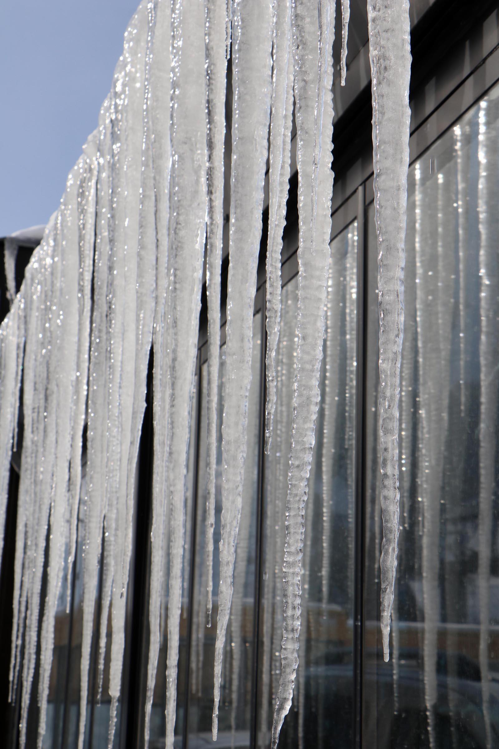 Erzurumdaki buz sarkıtlarının boyu 3 metreye ulaştı