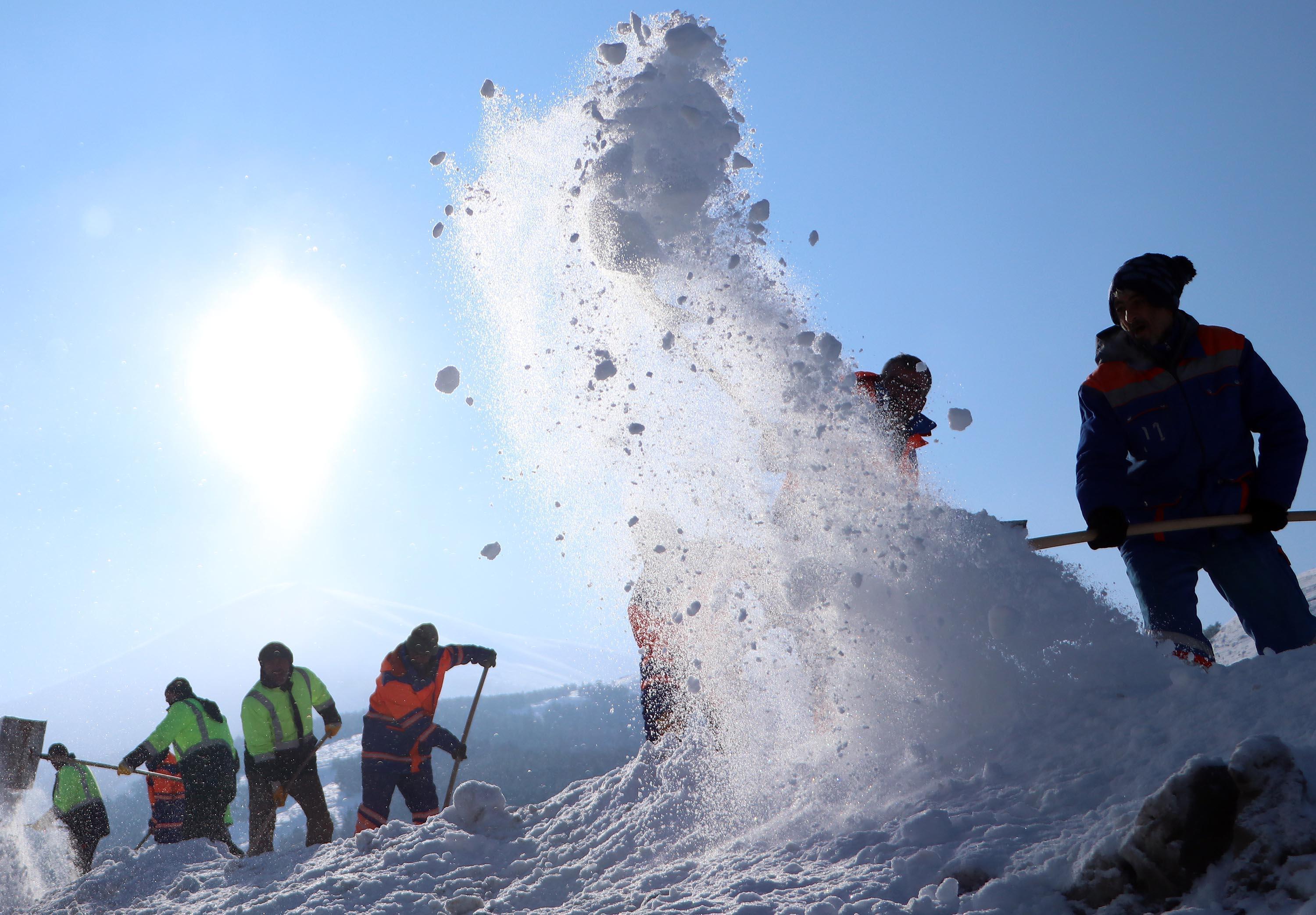 Erzurumdaki buz sarkıtlarının boyu 3 metreye ulaştı