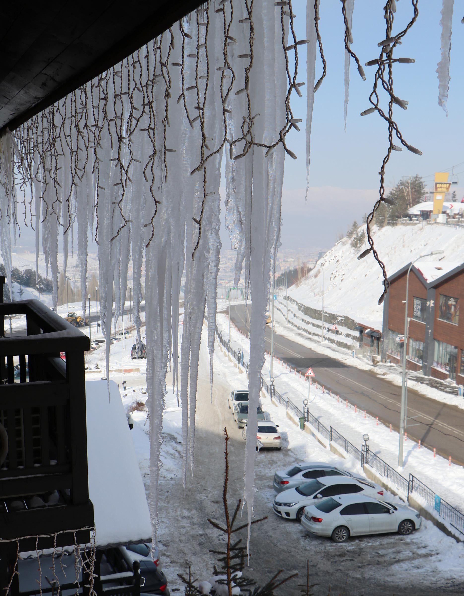 Erzurumdaki buz sarkıtlarının boyu 3 metreye ulaştı
