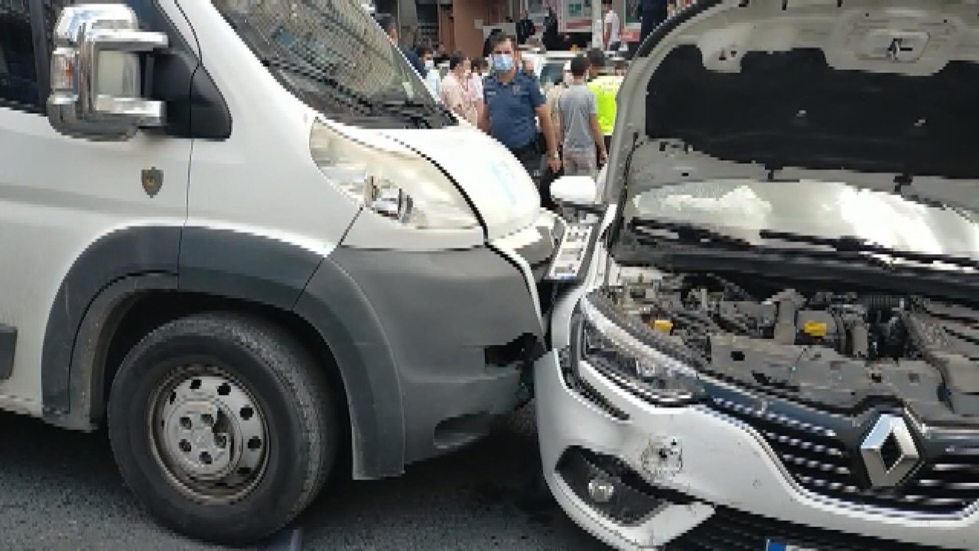 Sultangazide servis aracı okul önünde bekleyen öğrenci ve velilere çarptı: 4 yaralı