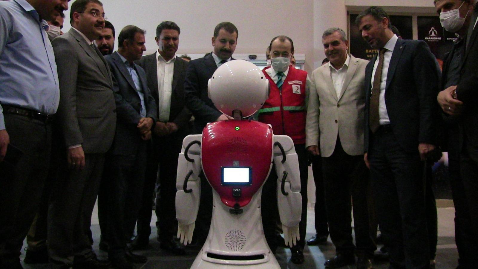 Havacılık ve Bilim Merkezinde bulunan Ada robot, protokol karşısında oynadı
