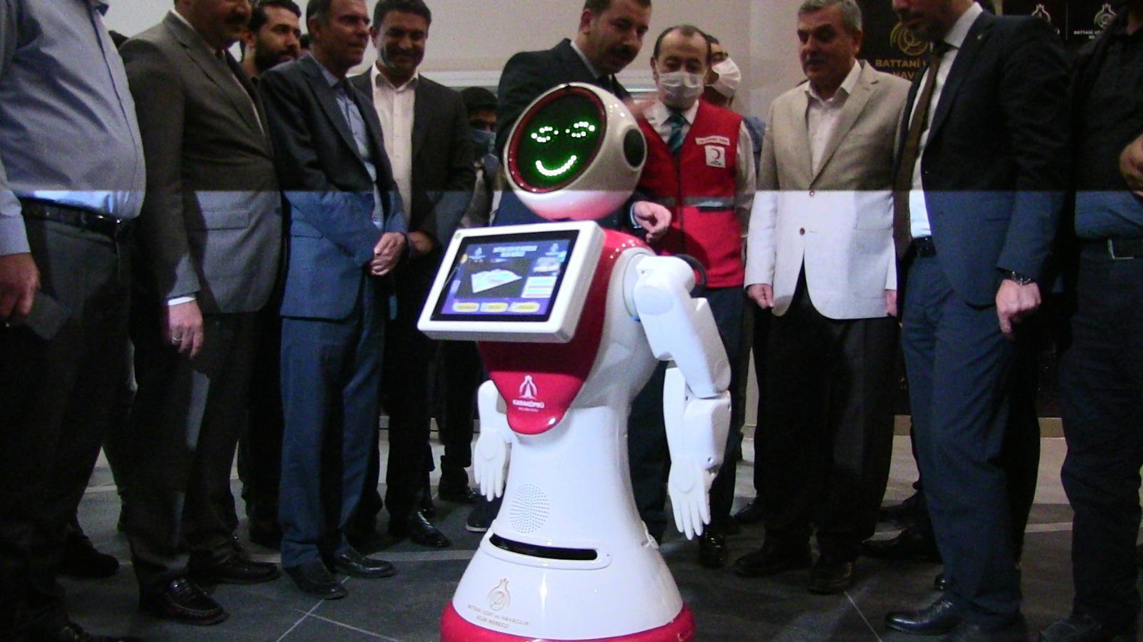 Havacılık ve Bilim Merkezinde bulunan Ada robot, protokol karşısında oynadı