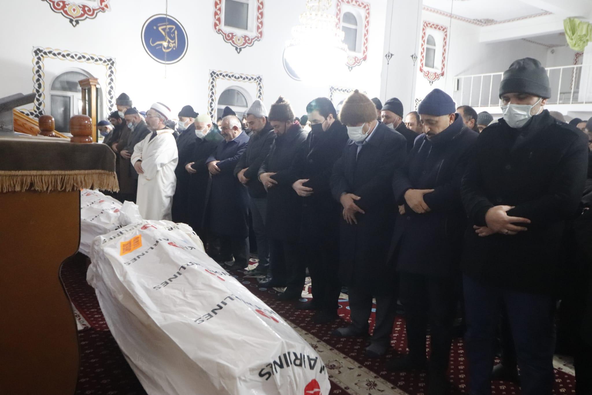 Nişan dönüşü kazada ölen damat ve kuzeni yan yana defnedildi