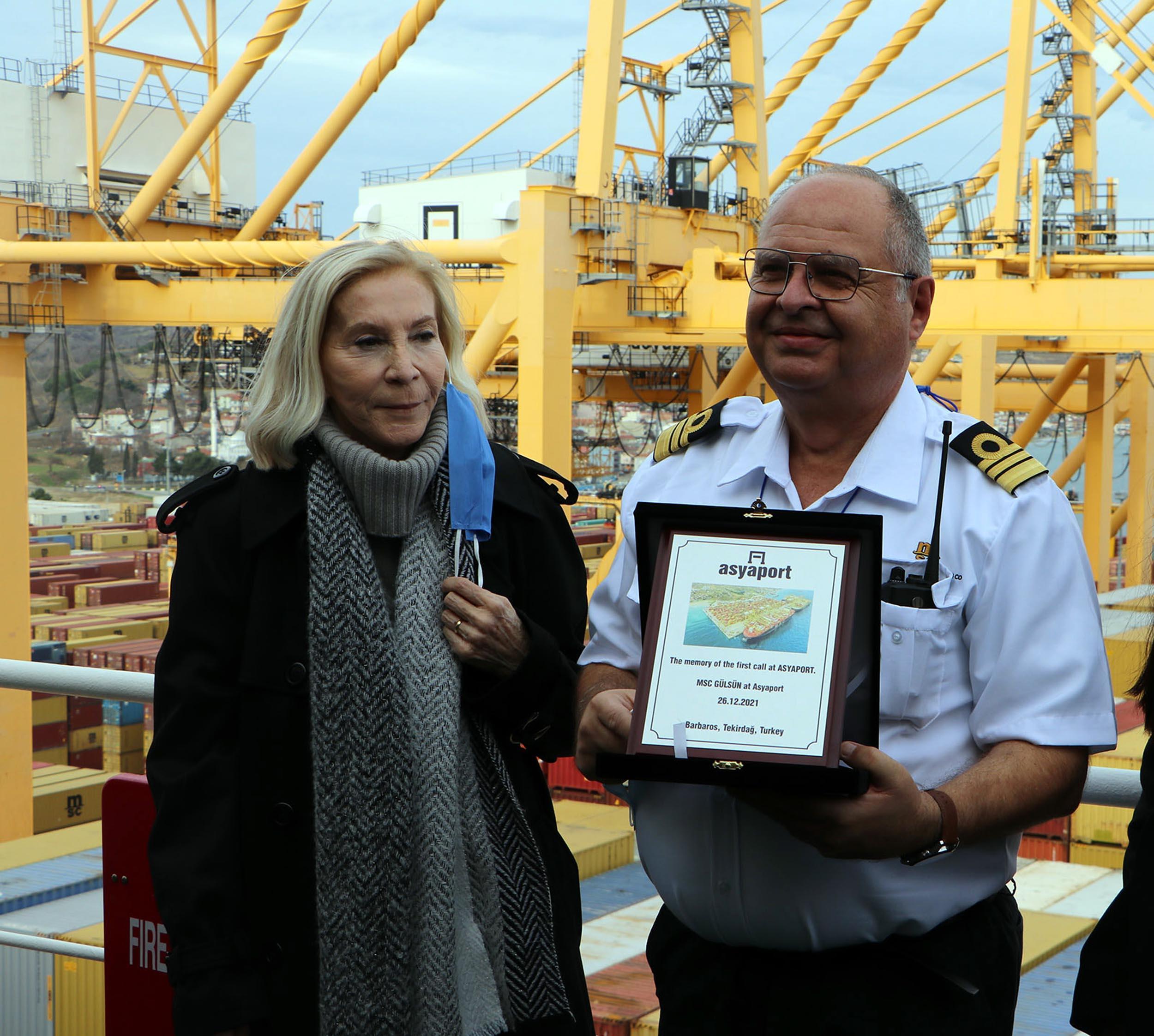 Dünyanın en büyük konteyner gemilerinden MSC Gülsün Tekirdağda