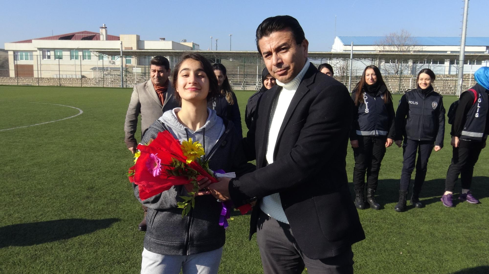 Silvan’da kadın polislerden Aslanspor Kadın Futbol Takımına ziyaret