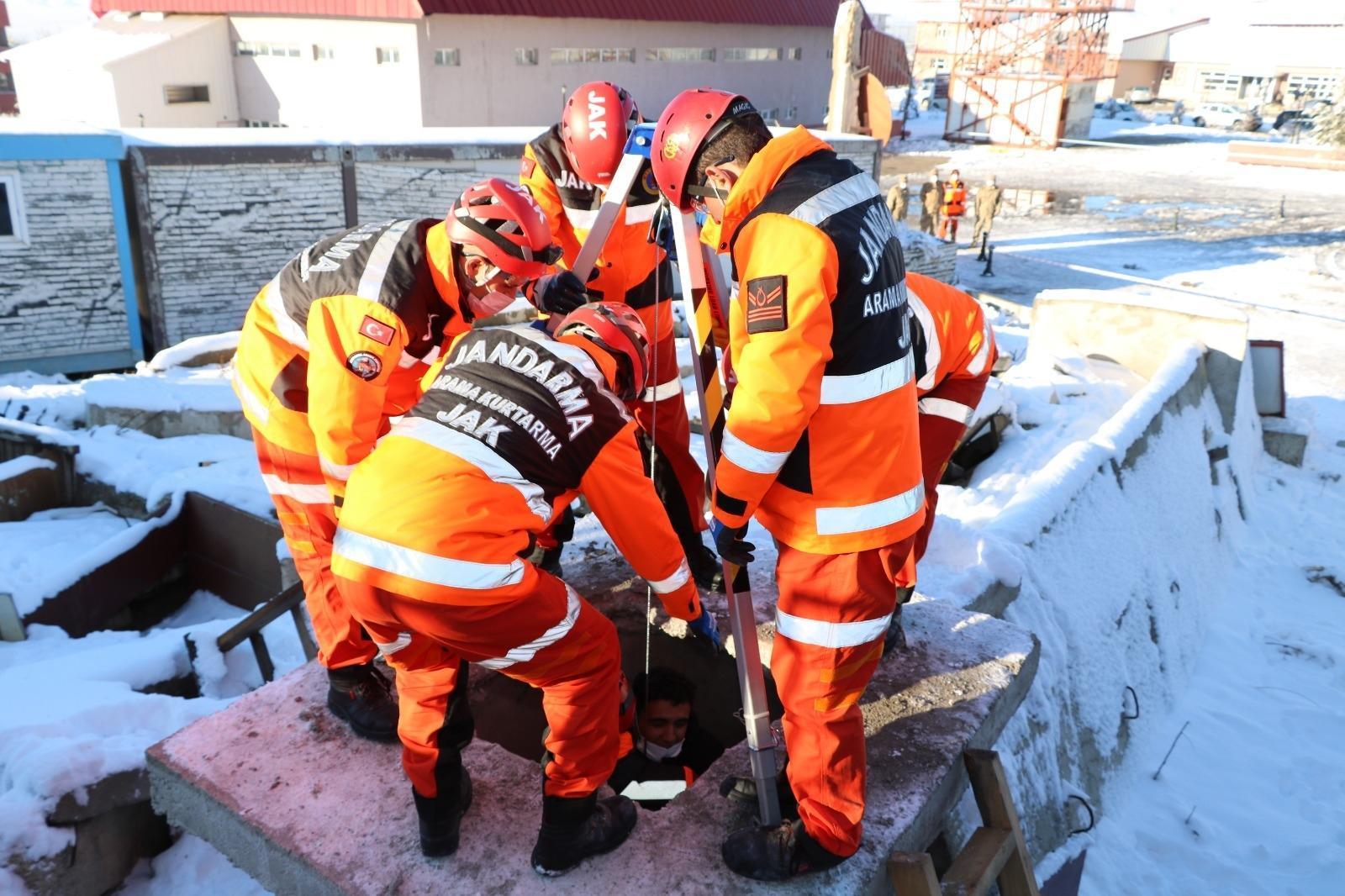 Erzurumda JÖAK ve JAKtan deprem tatbikatı