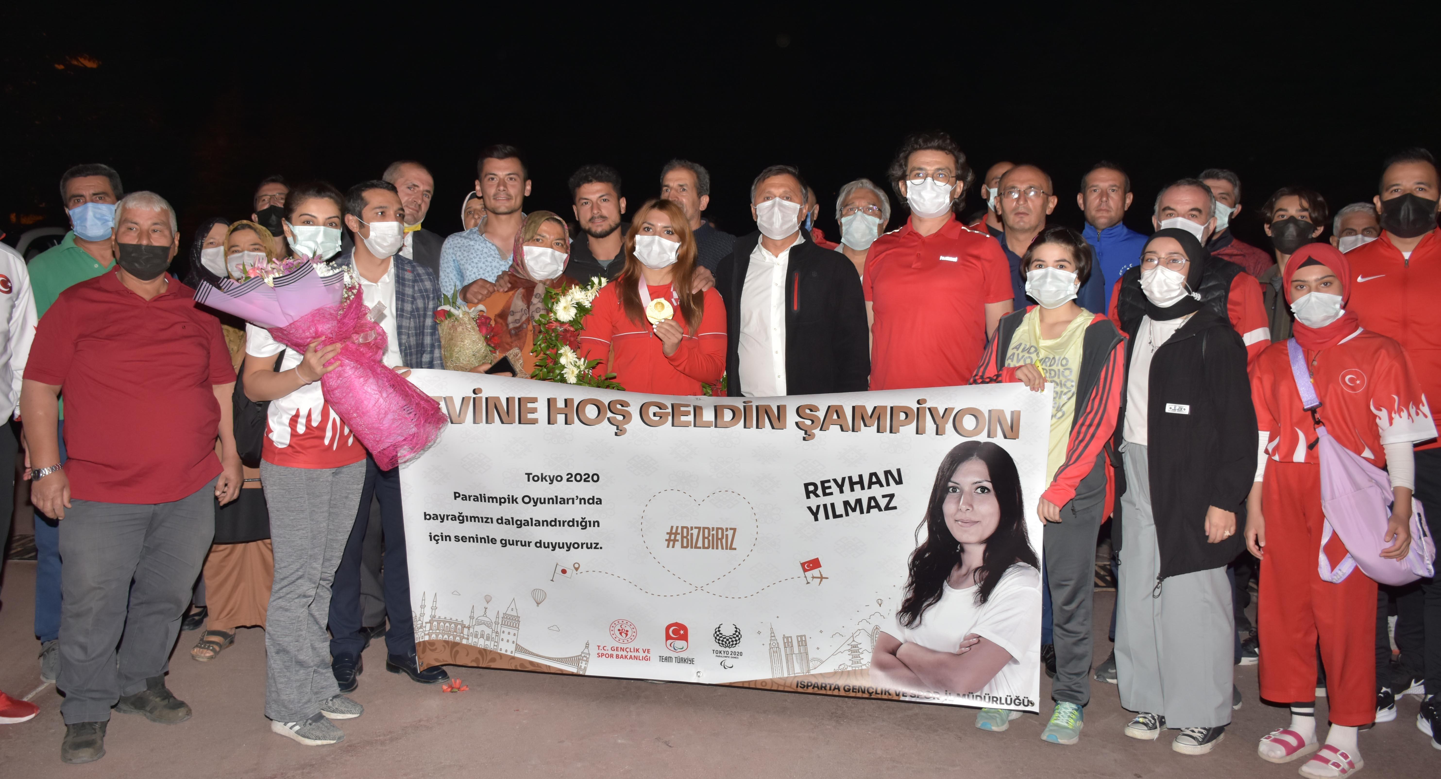 Altın madalyalı şampiyon Reyhan Yılmaza Ispartada karşılama