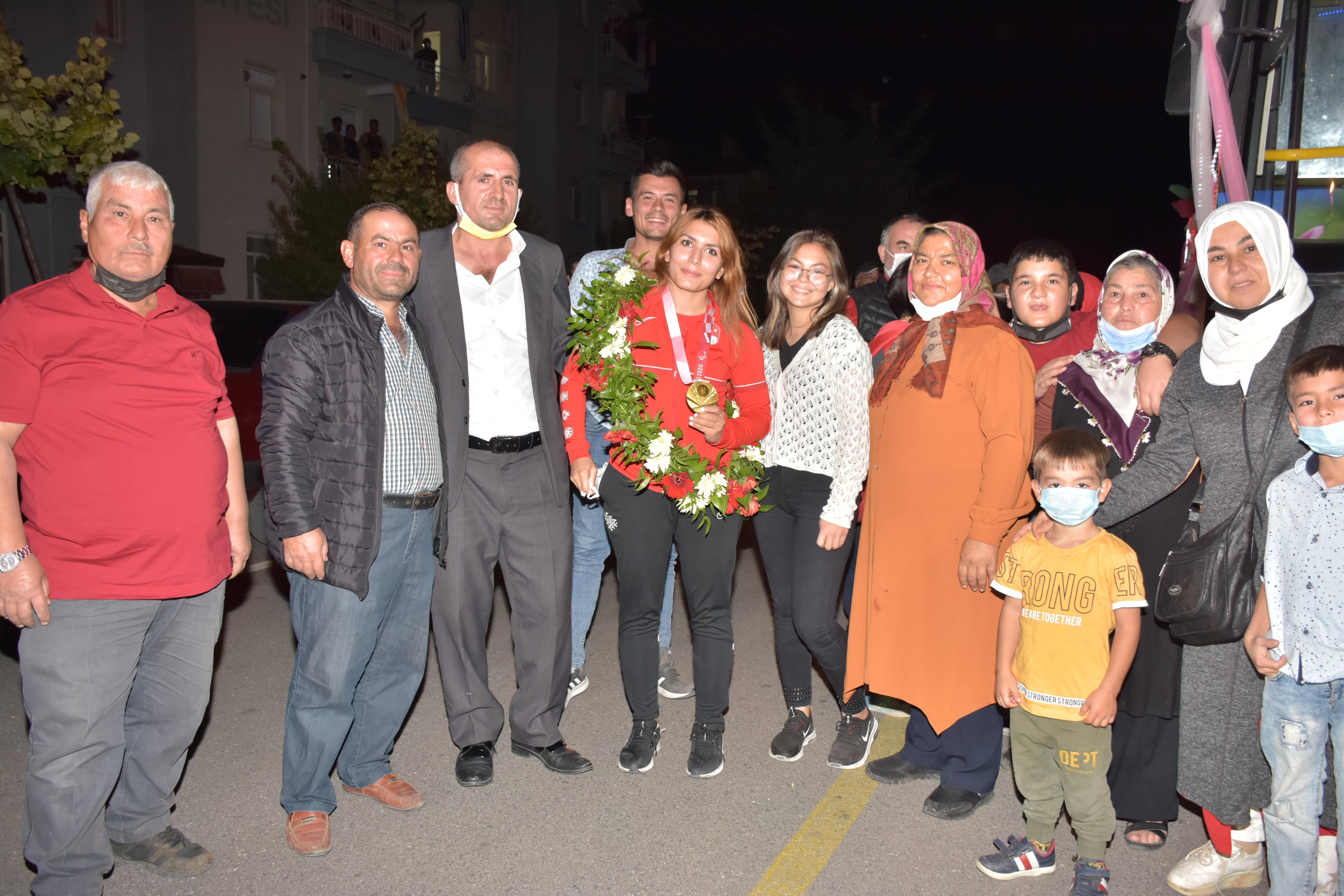 Altın madalyalı şampiyon Reyhan Yılmaza Ispartada karşılama