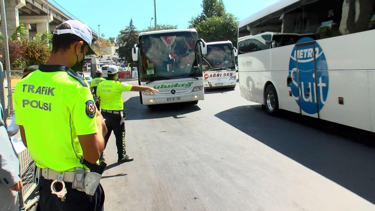 Otogarda PCR testi yaptırmayanlar ve aşısızlar otobüslerden indirilmeye devam ediyor