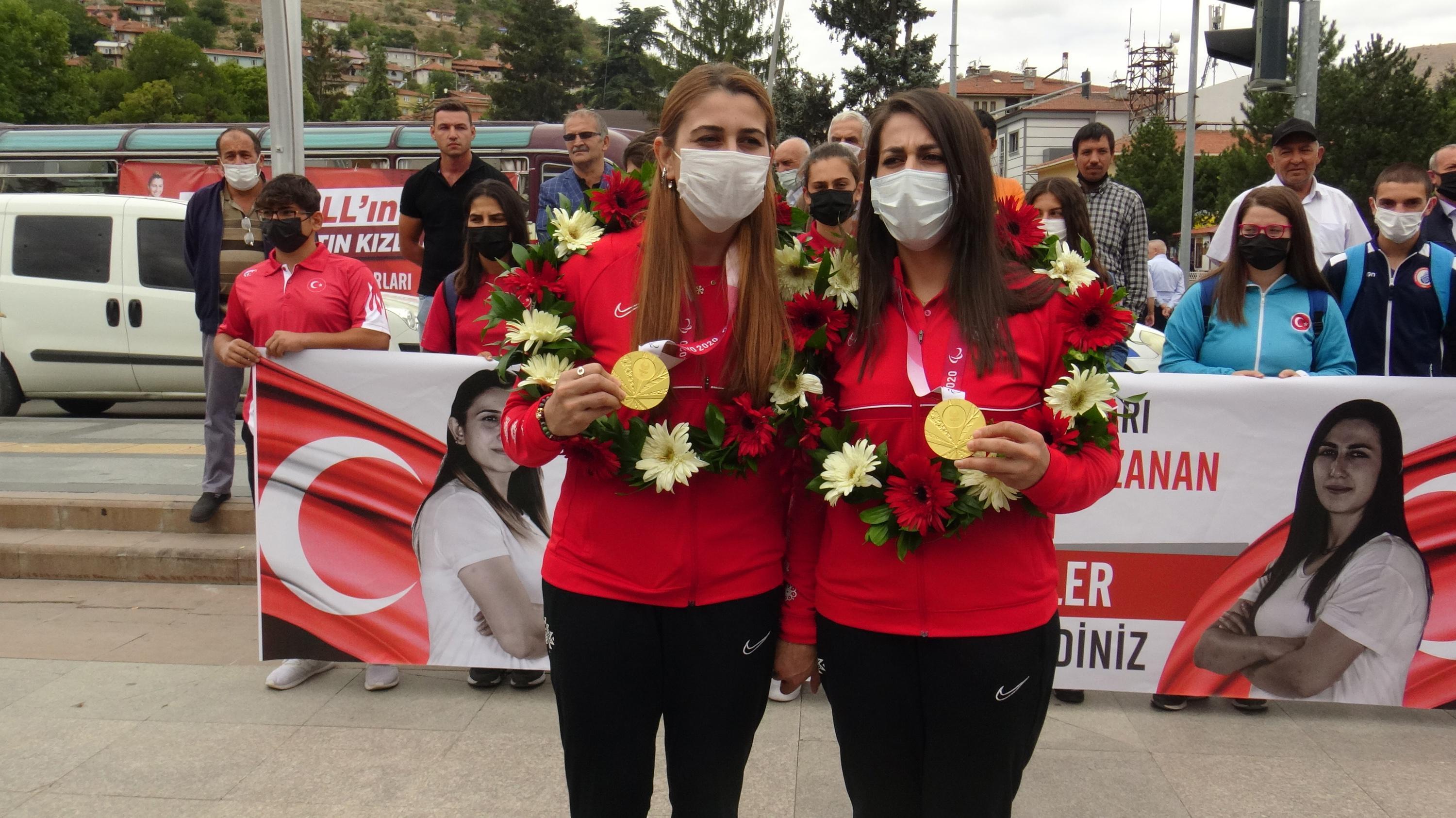 Tokyodan altın madalyayla dönen Altınoluk kardeşlere coşkulu karşılama