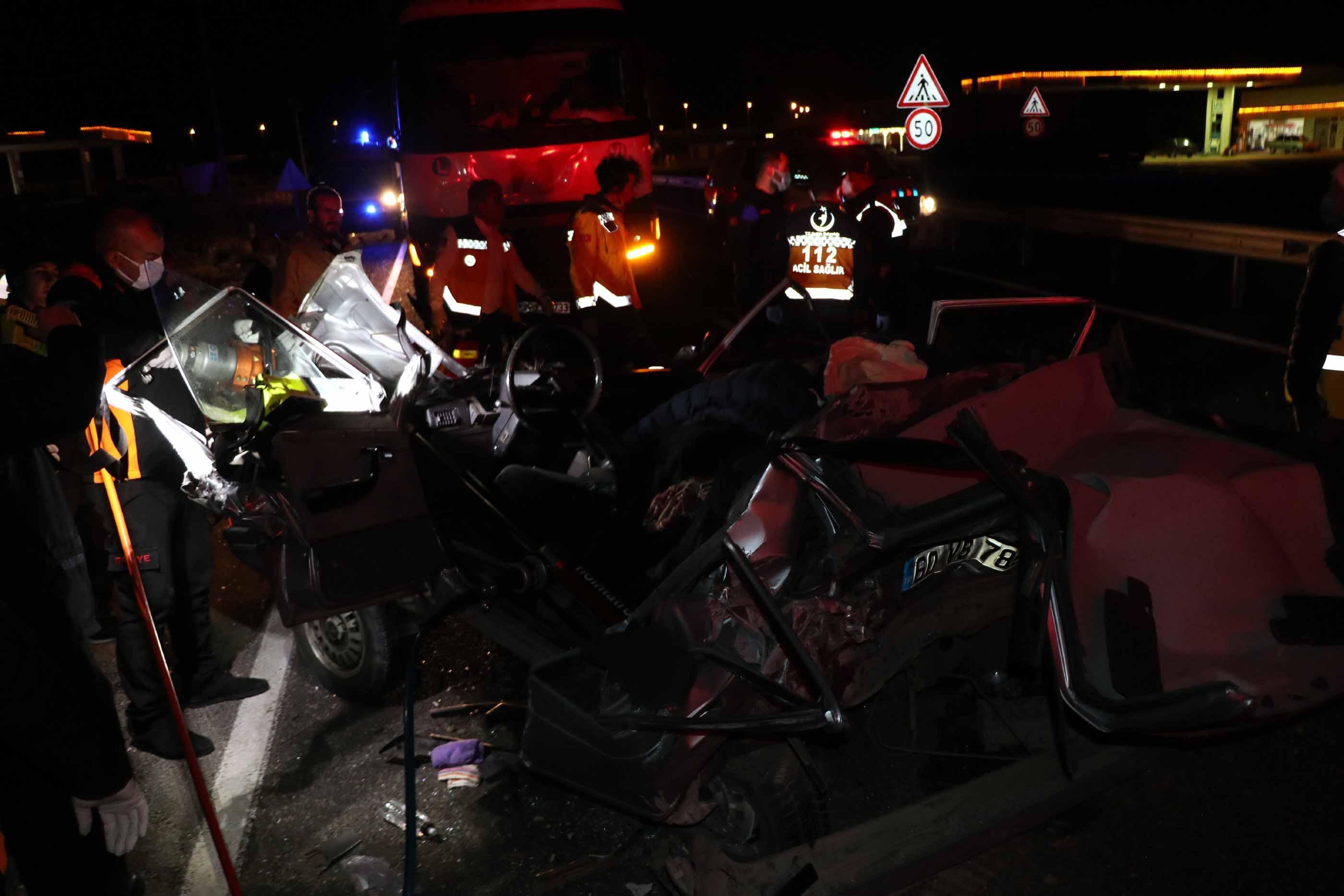 Otomobil ile TIRın çarpıştığı kazada karı-koca öldü, oğulları yaralandı