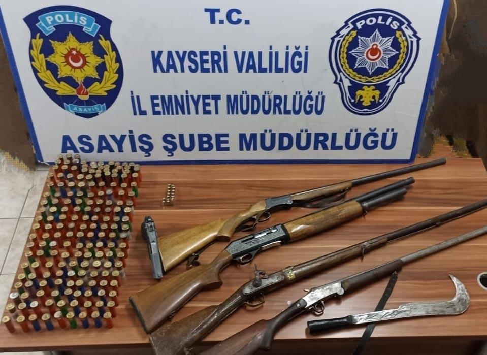 14 yıl hapisle aranan hükümlü, kanepe arkasında yakalandı