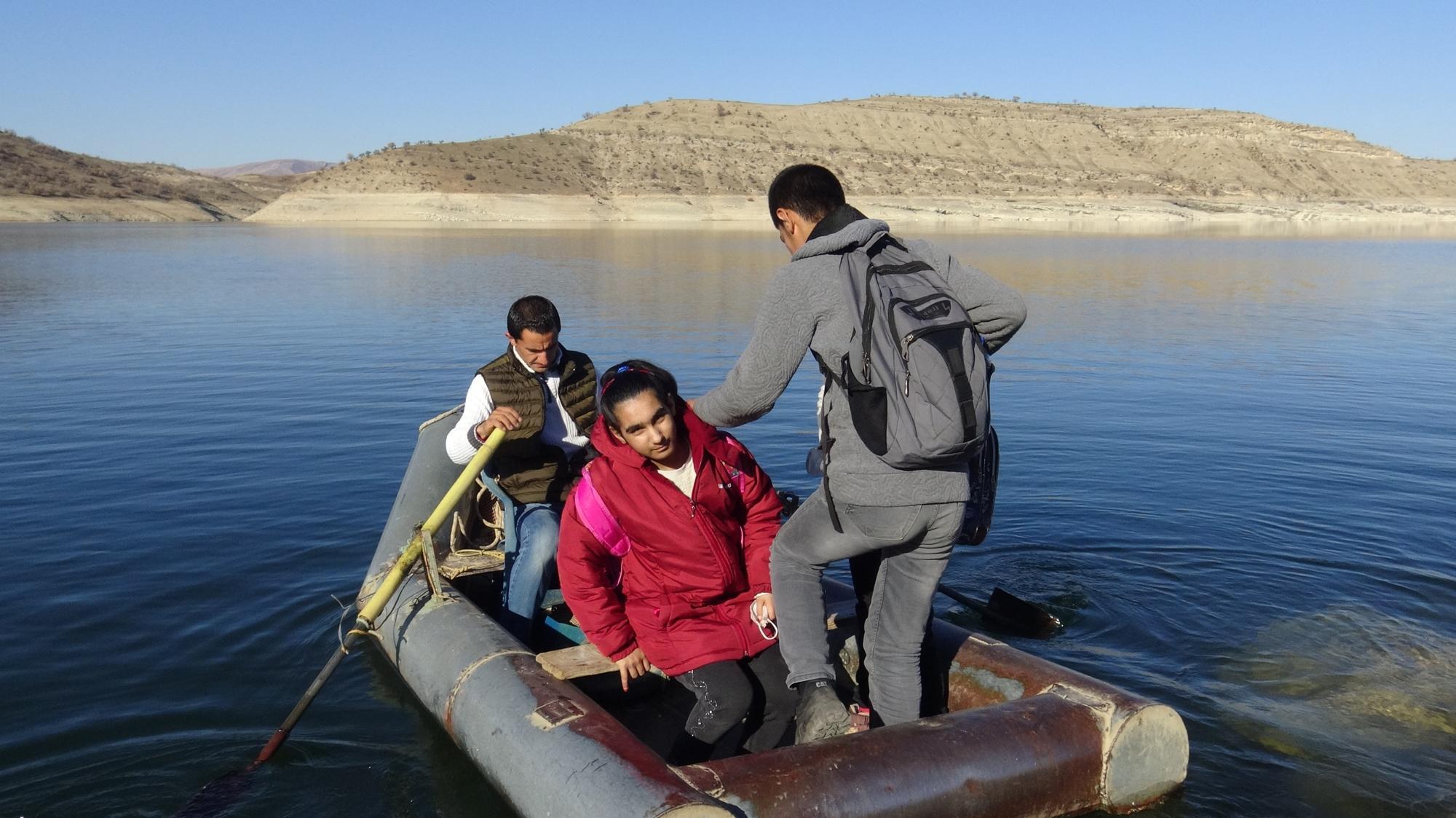 Servis kayığı okul rotasında