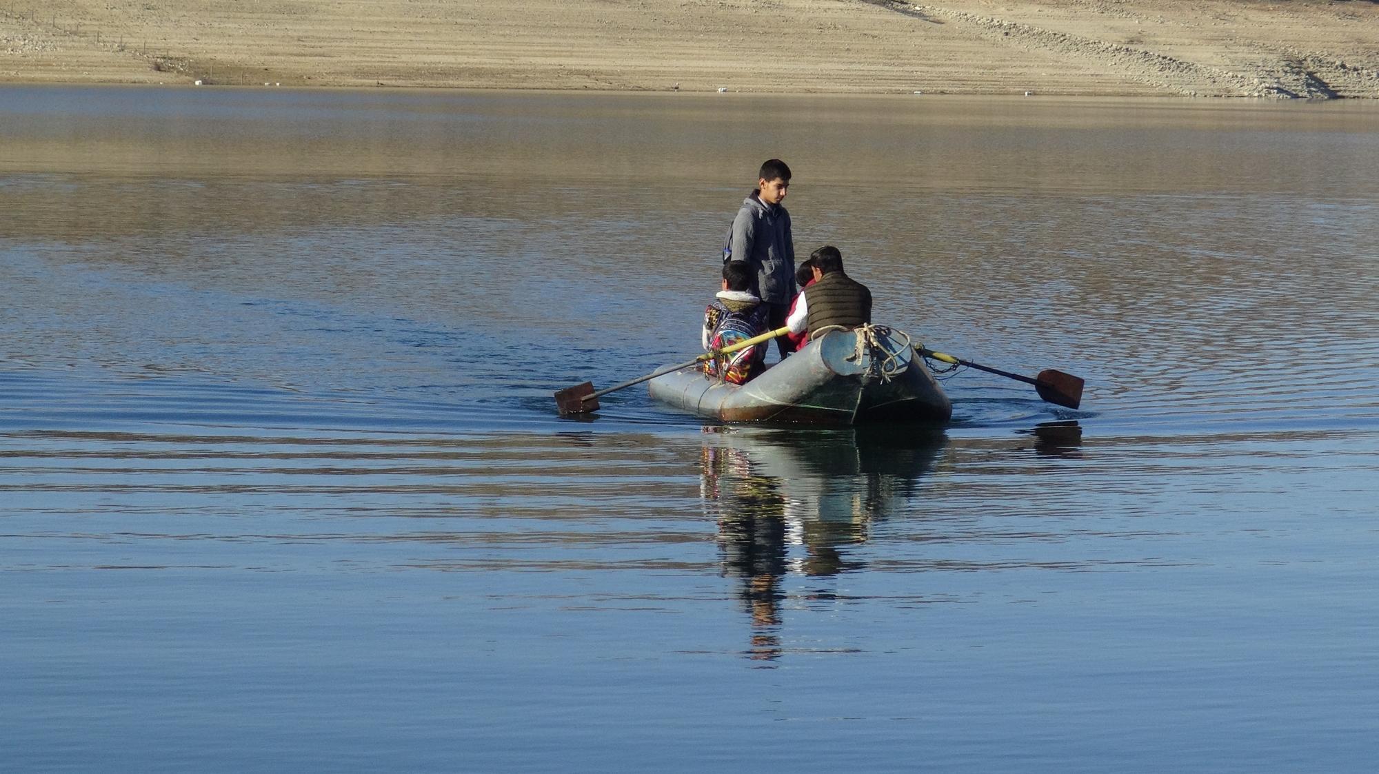 Servis kayığı okul rotasında