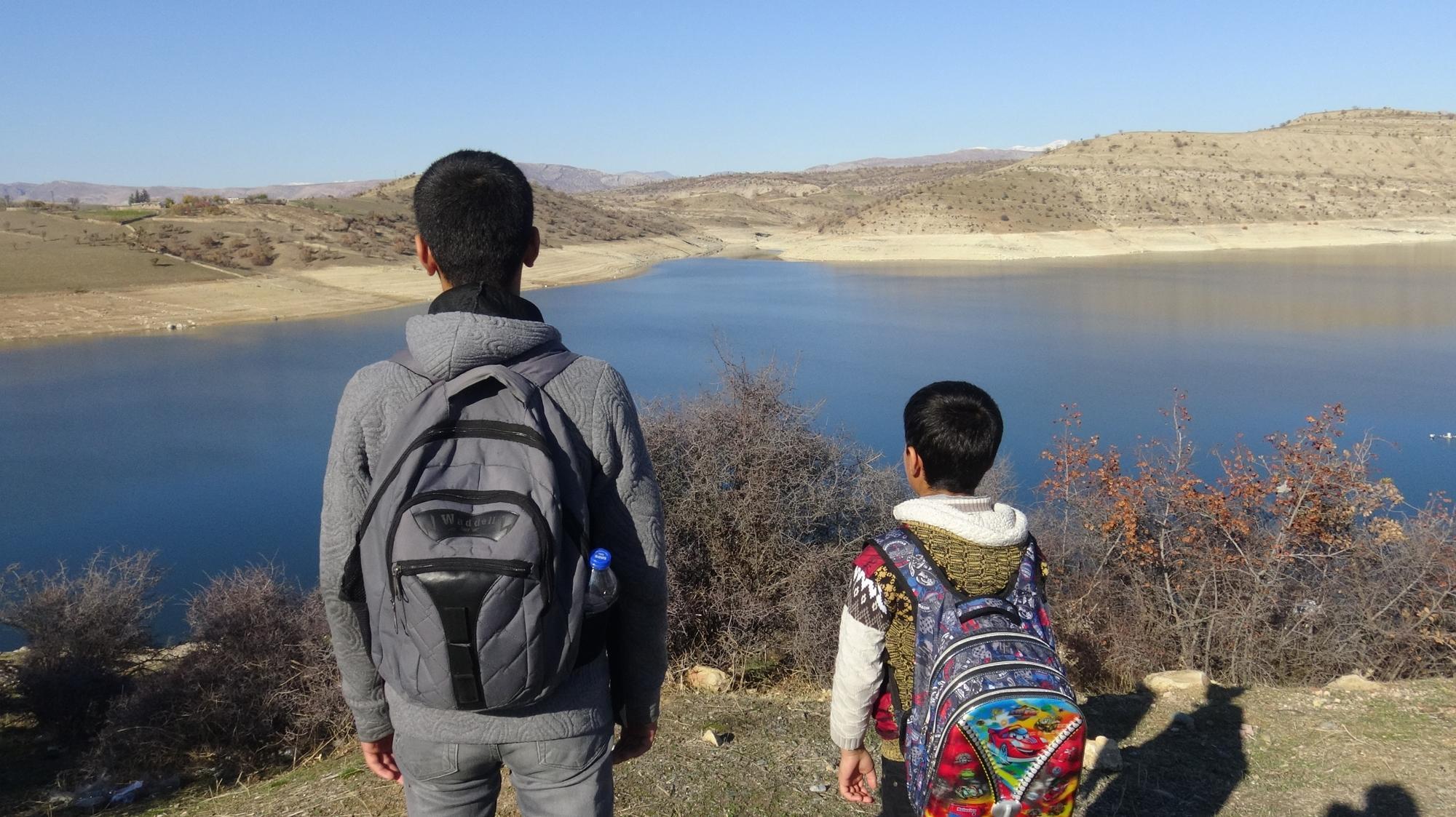 Servis kayığı okul rotasında