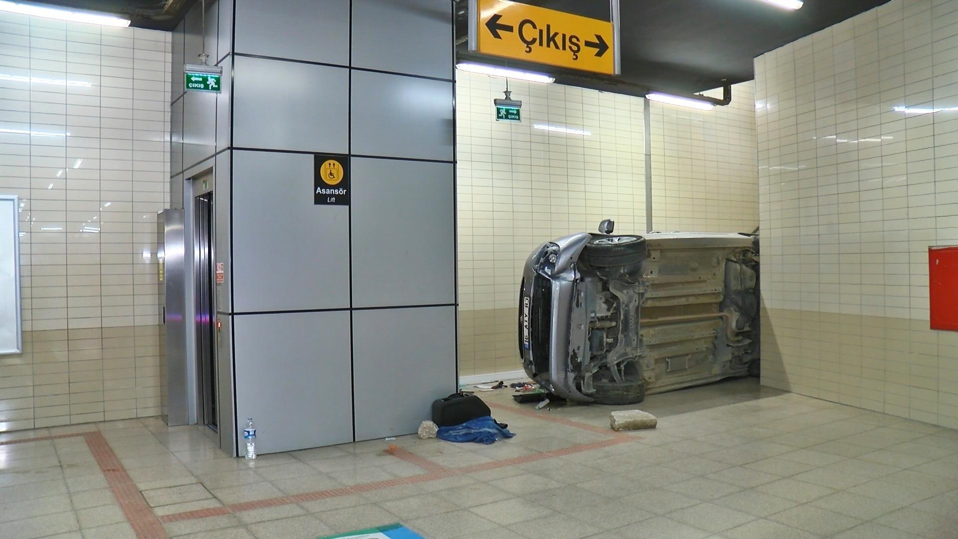 Araç metro istasyonu alt geçidine uçtu; yeni yaşını kutlayan Davut öldü, 2 yaralı