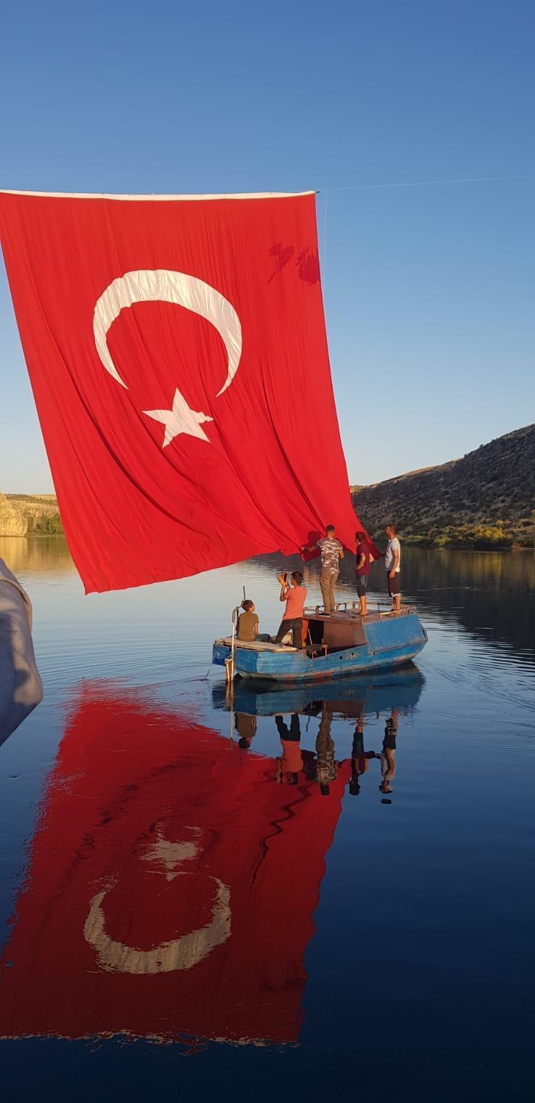 Fırat ve Göksunun birleştiği kanyona 96 metrekarelik Türk bayrağı