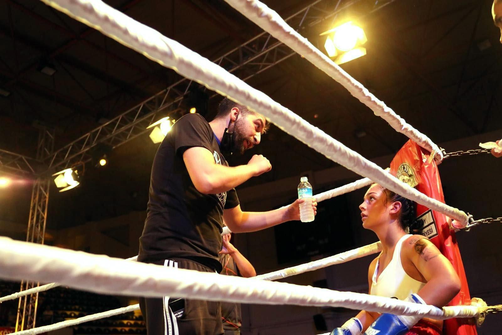 Kilo vermek için başladığı boksta ilk altın kemerini nakavtla kazandı