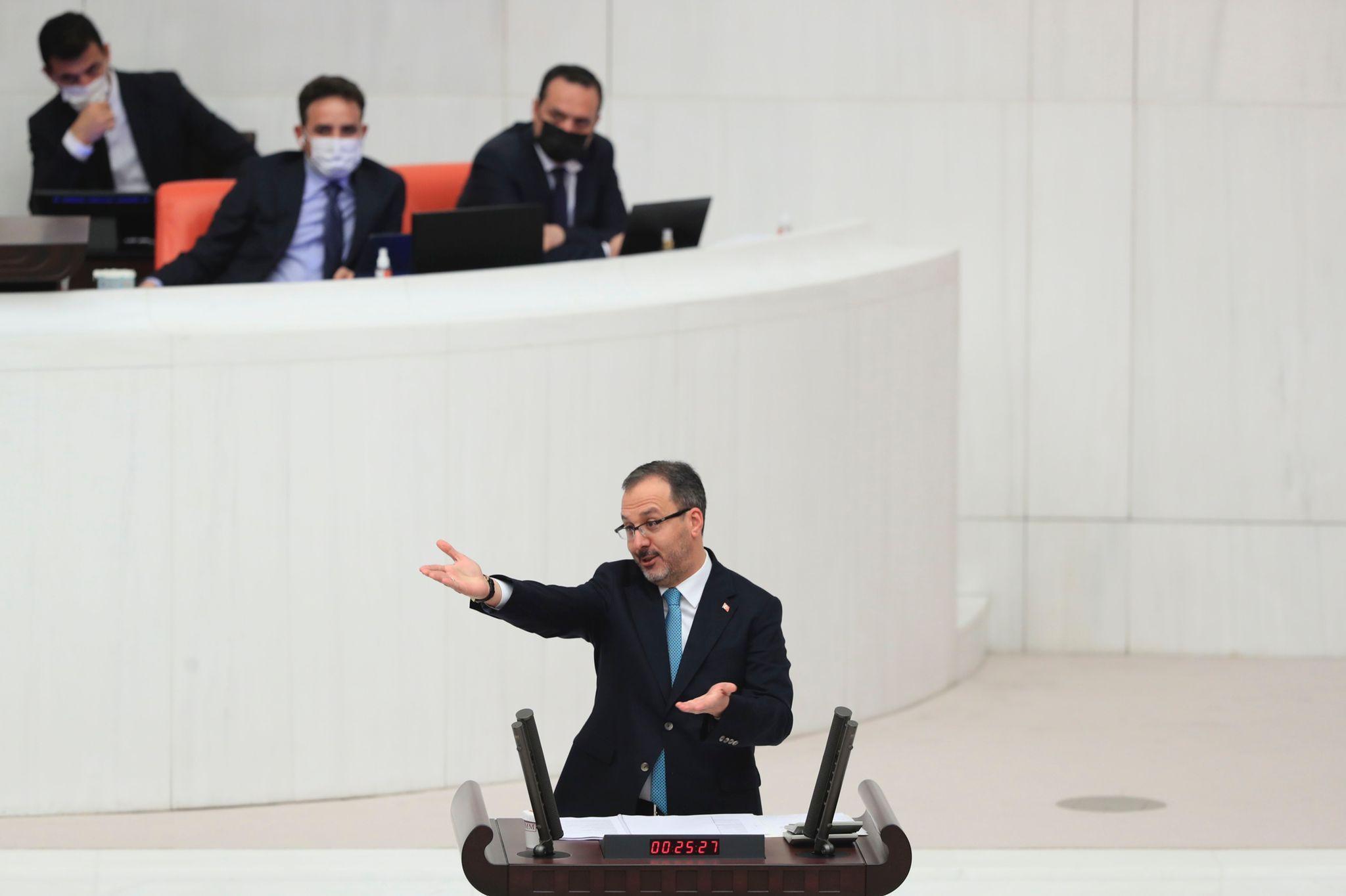 Bakan Kasapoğlu, milli sporcuları tüm milletvekillerine alkışlattı