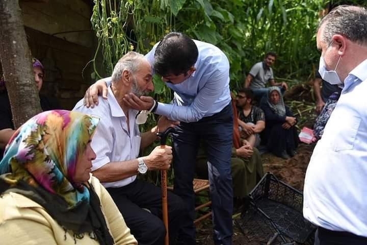 Selde kaybolan oğlunun acısına dayanamadı