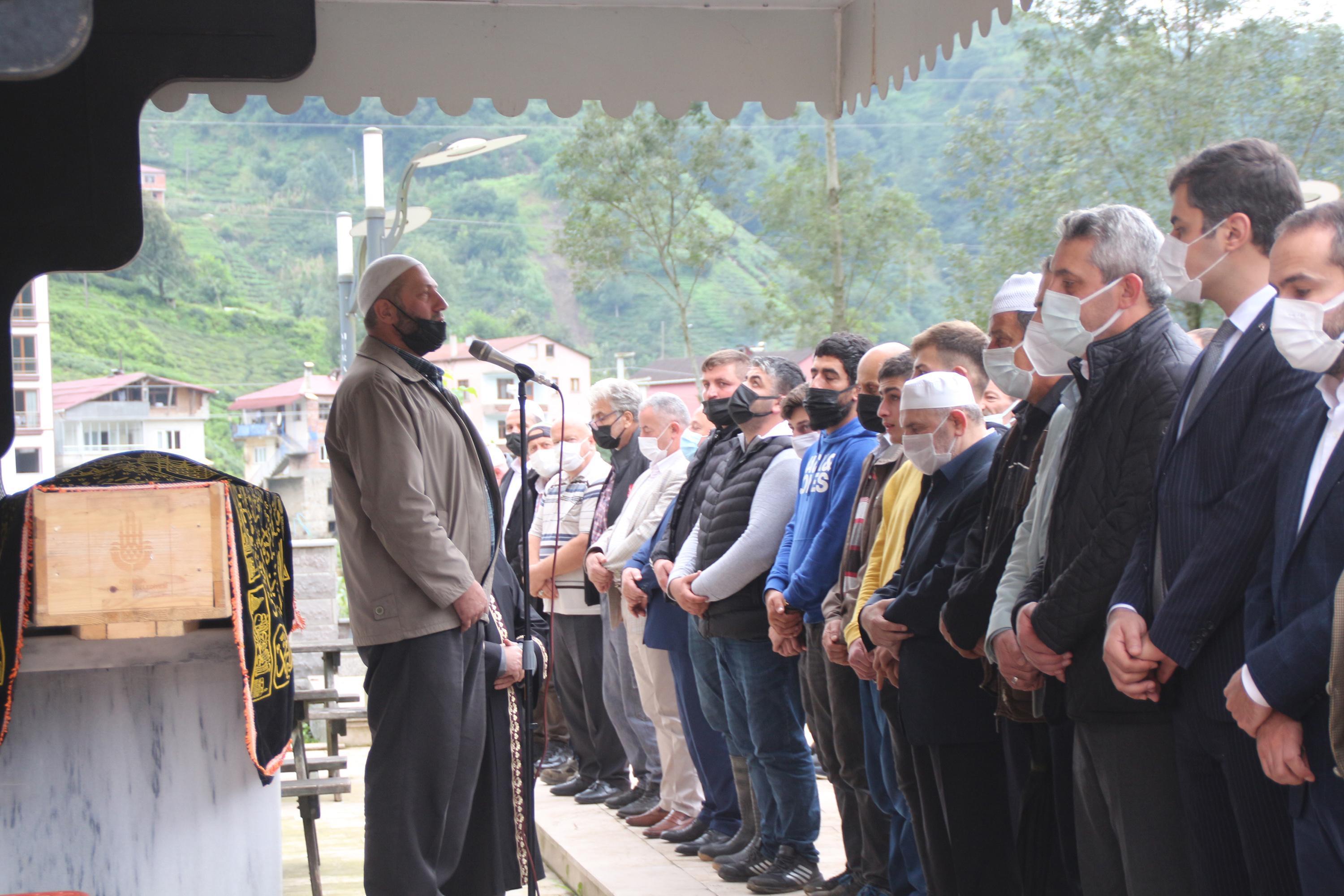 Selde kaybolan oğlunun acısına dayanamadı