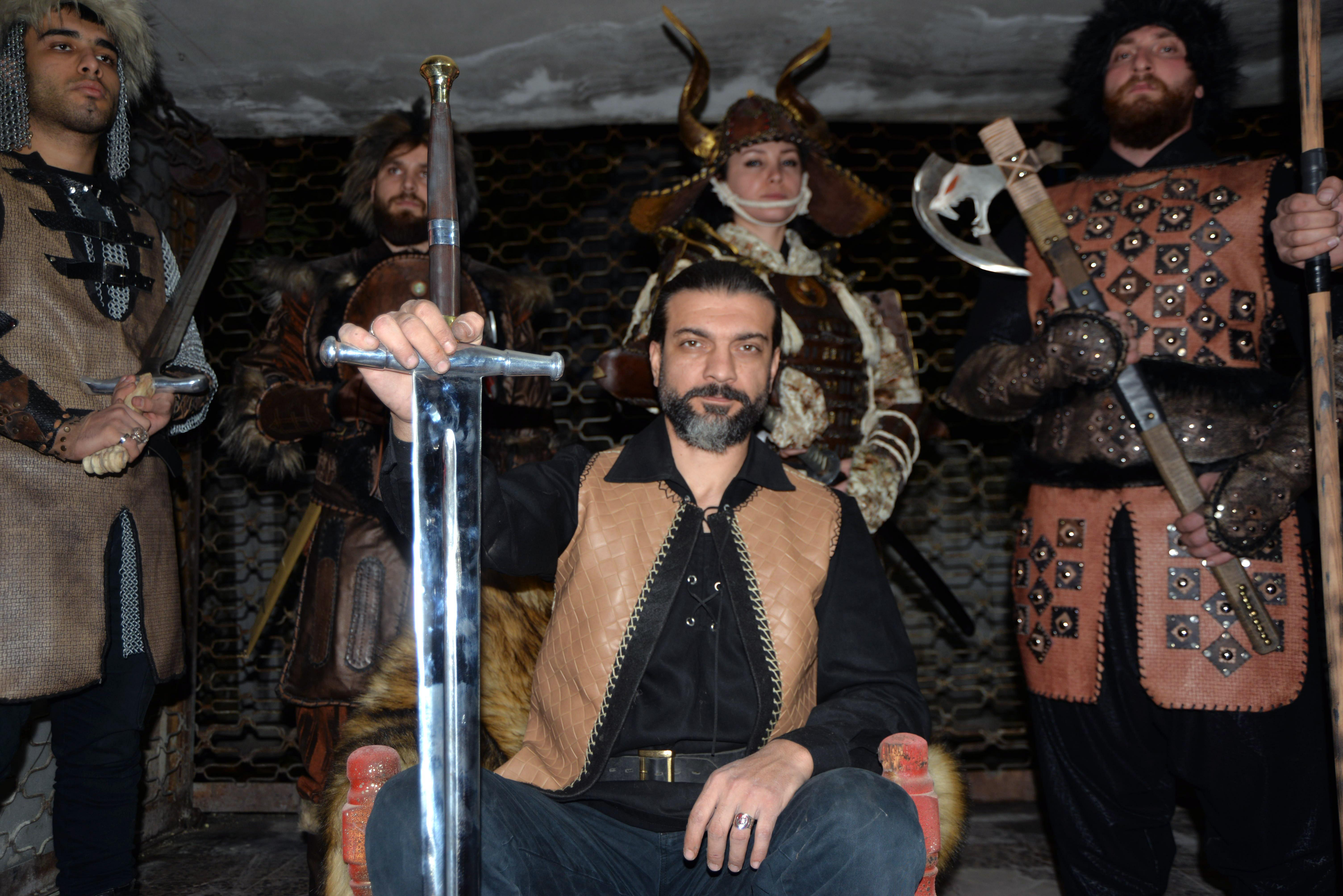 Savaş sanatı için kostüm bulamayınca kendisi tasarladı