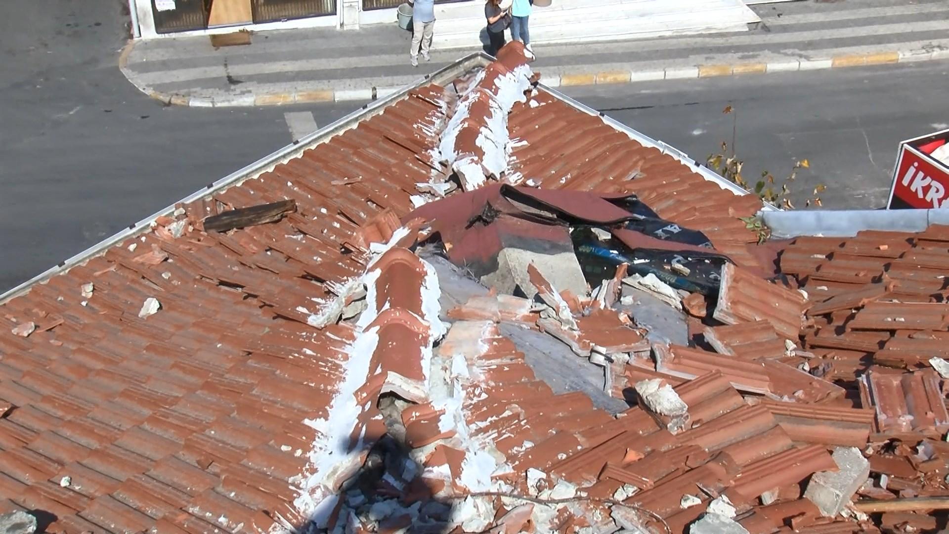 Sarıyerde fırtına nedeniyle uçan baca karşı binanın çatı katının duvarını yıktı