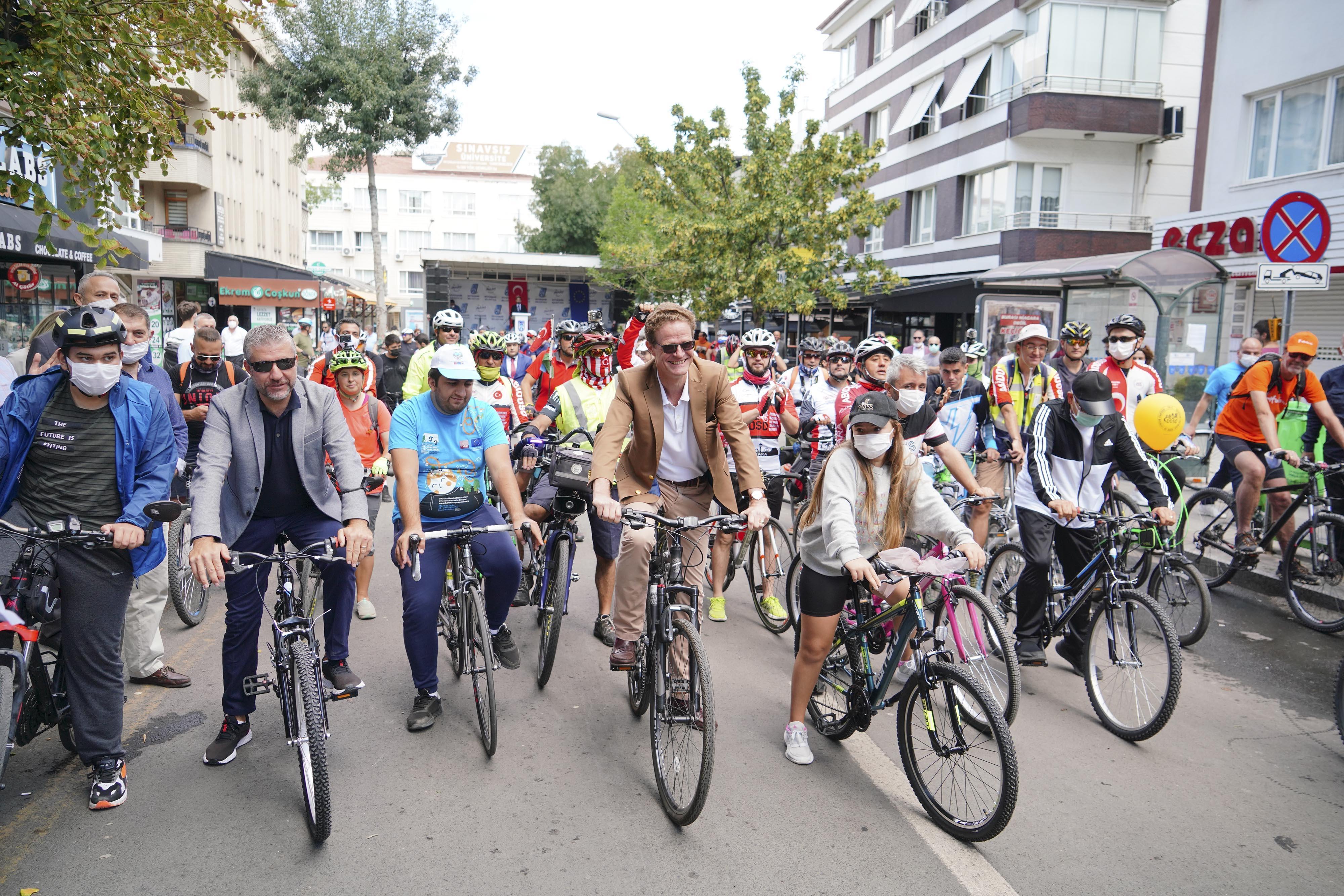 Ankarada Otomobilsiz Kent Gününde bisiklet konvoyu
