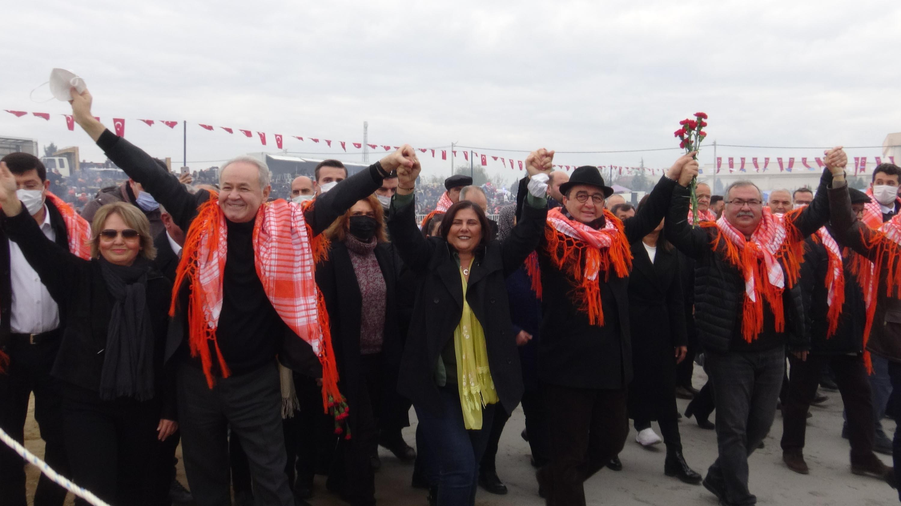 Aydında yılın son deve güreşi binlerce kişi tarafından izlendi