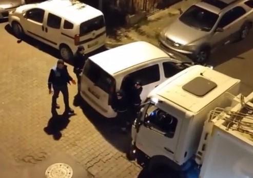 Güngörende çöp arabası hatalı parklanmadan geçemedi, işçiler böyle yolu açtı