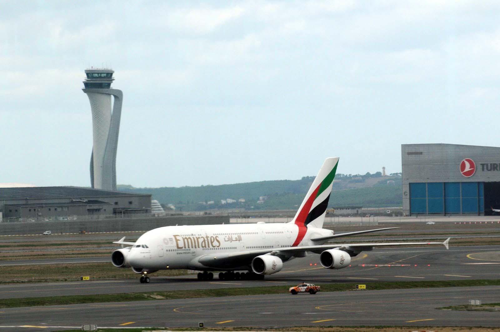 Dünyanın en büyük uçağı İstanbula ilk yolcularını taşıdı
